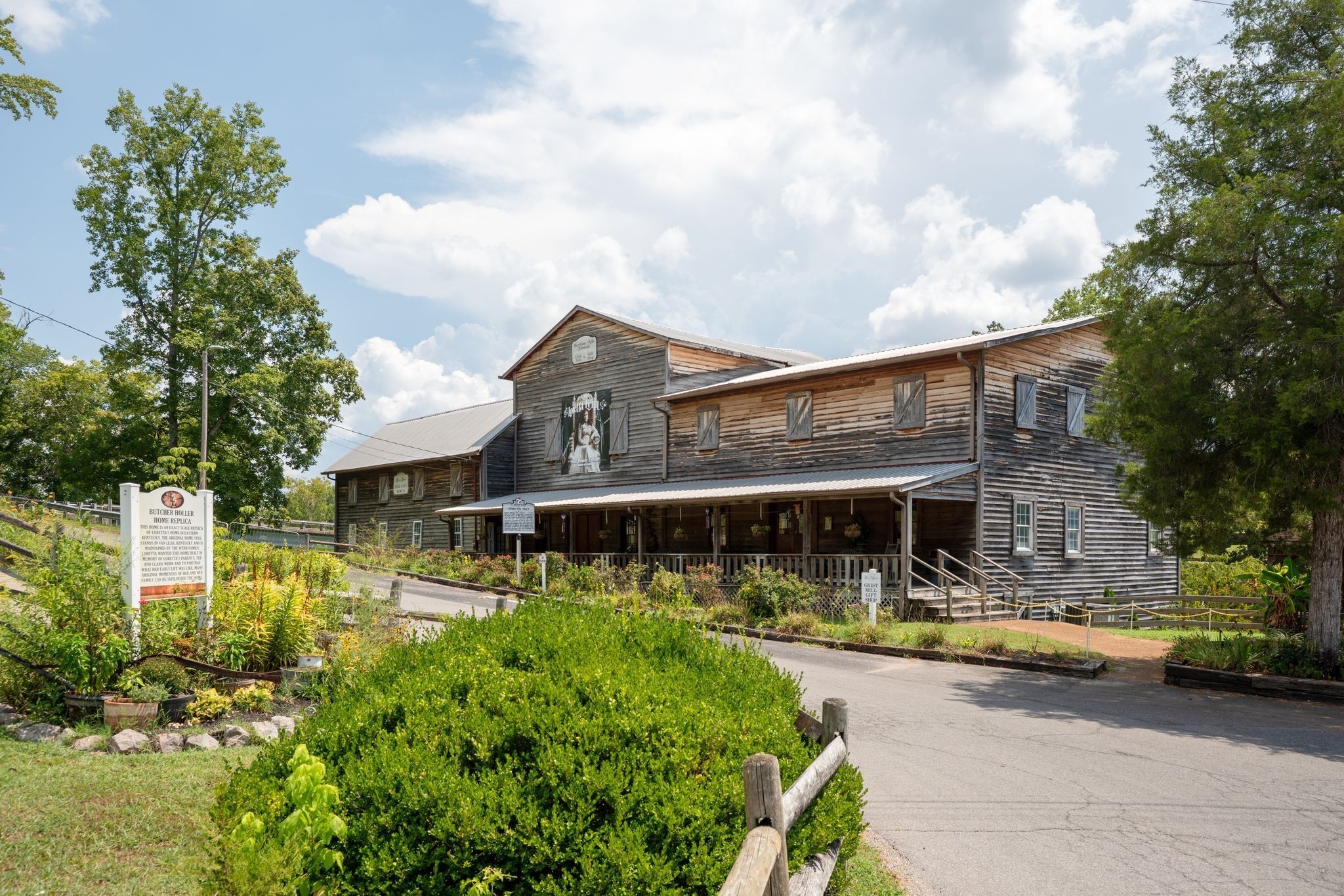 425 Dyer Road Hurricane Mills, TN 37078 - Photo 30 of 36 a view of a patio with table and chairs under an umbrella