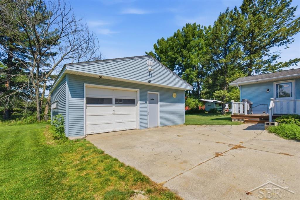 4665 North River Road Freeland, MI 48623 - Photo 4 of 37