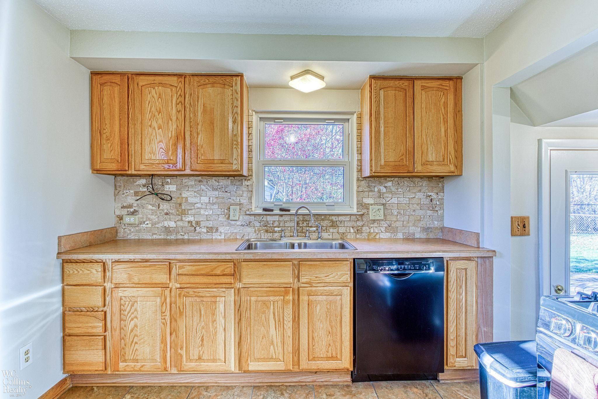 18154 Davidson Road Fraser, MI 48026 - Photo 9 of 27 50128255-8.JPG