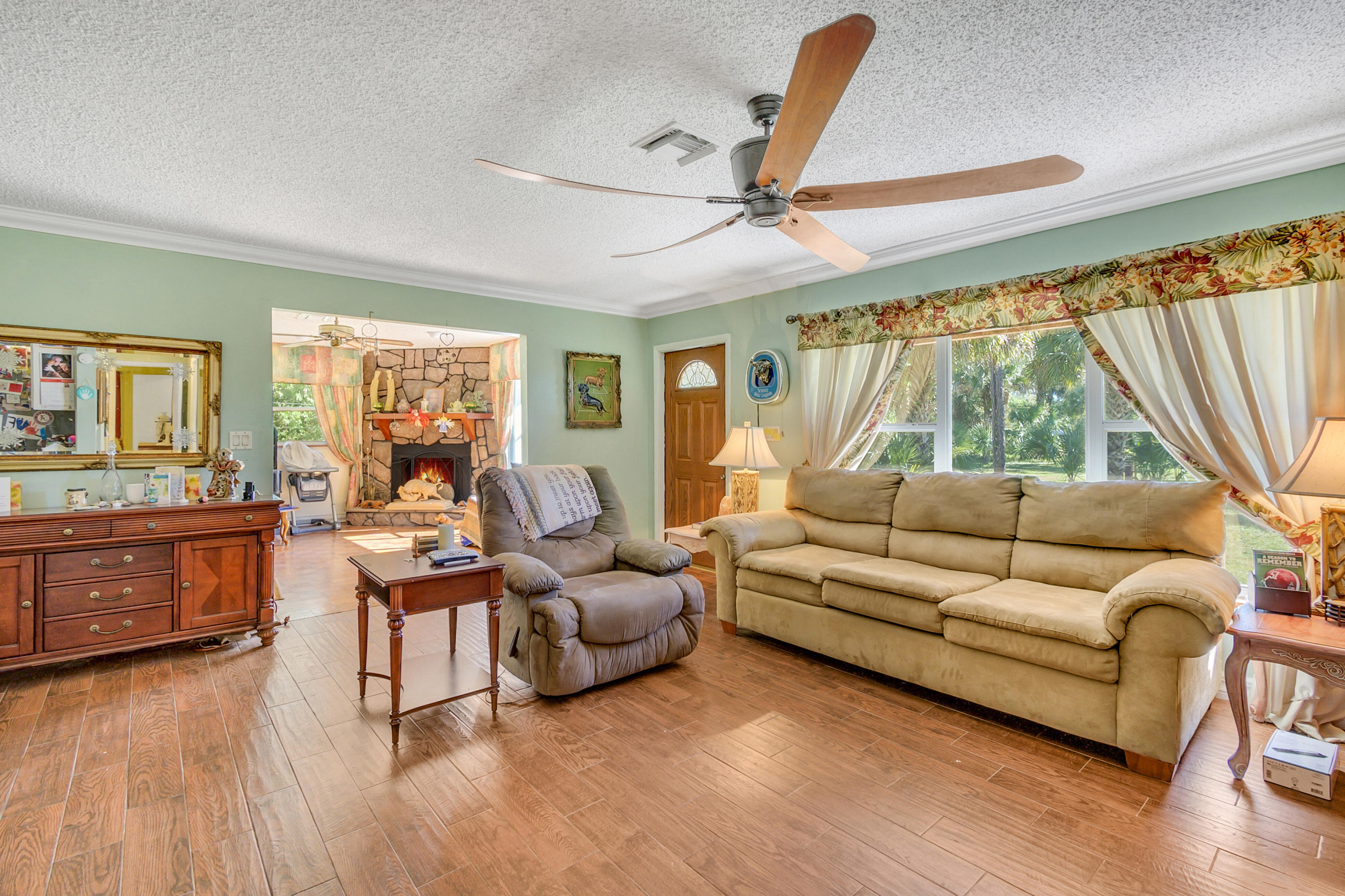 2585 F Road Loxahatchee Groves, FL 33470 - Photo 4 of 31 Living room
