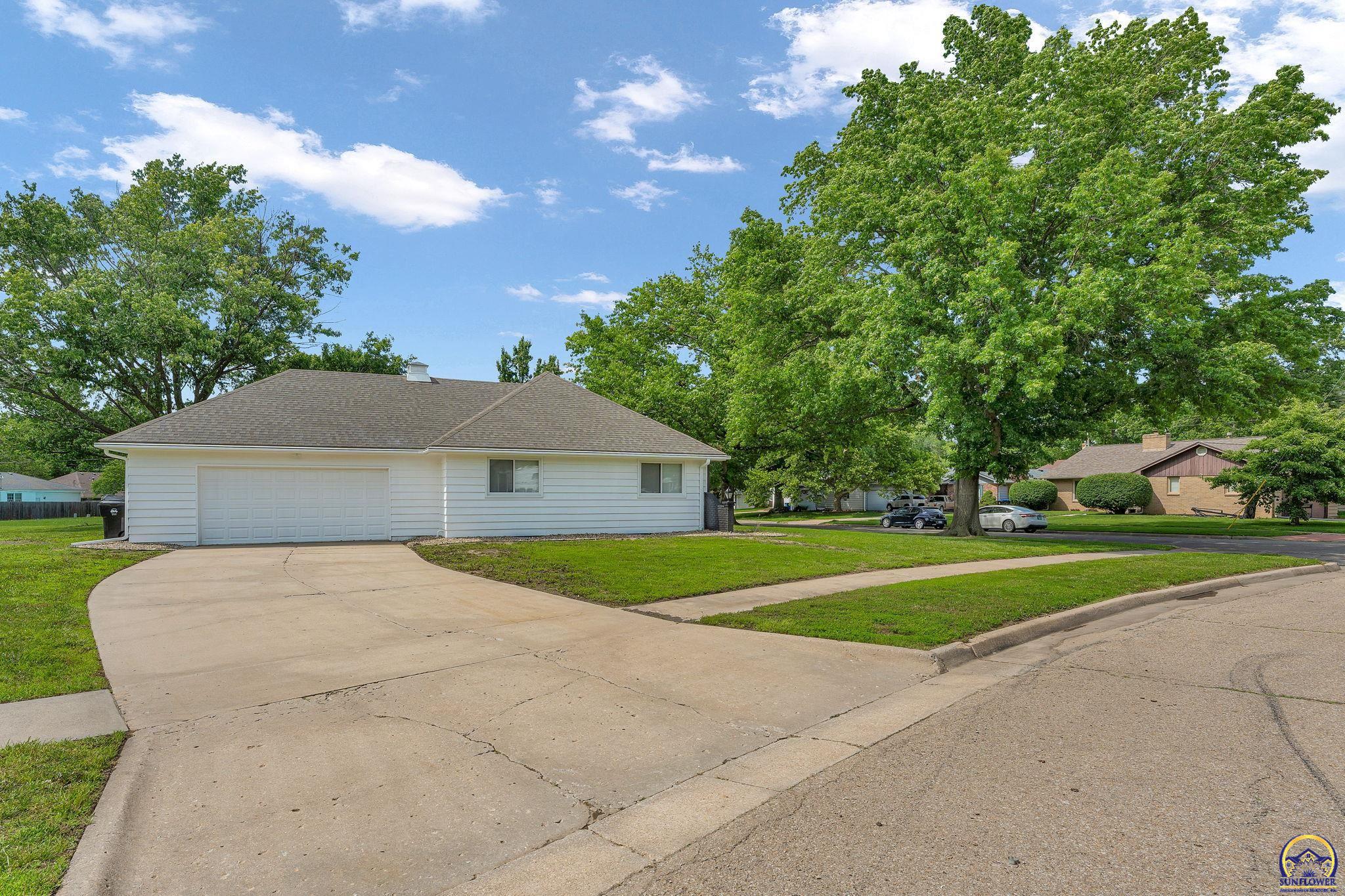 1837 Southwest Cheyenne Road Topeka, KS 66604 - Photo 7 of 49