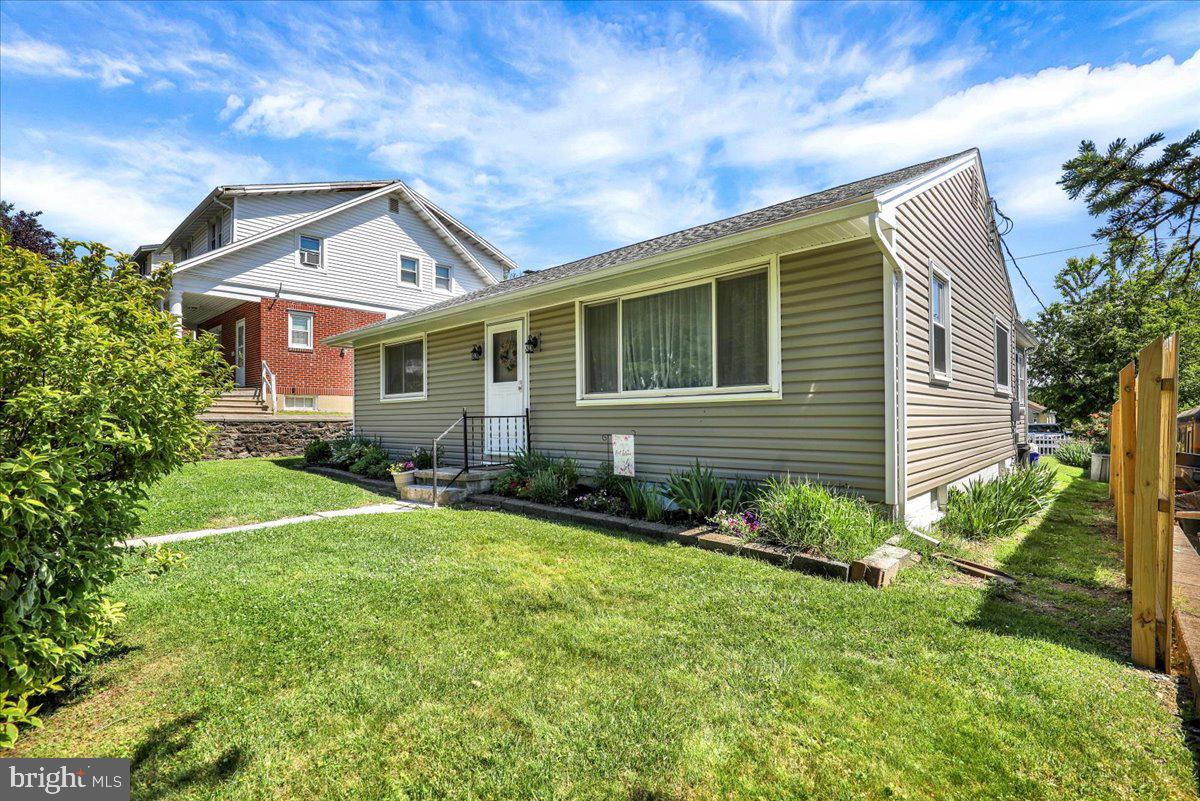 307 Summit Avenue Reading, PA 19607 - Photo 2 of 25 Charming home with lush greenery.