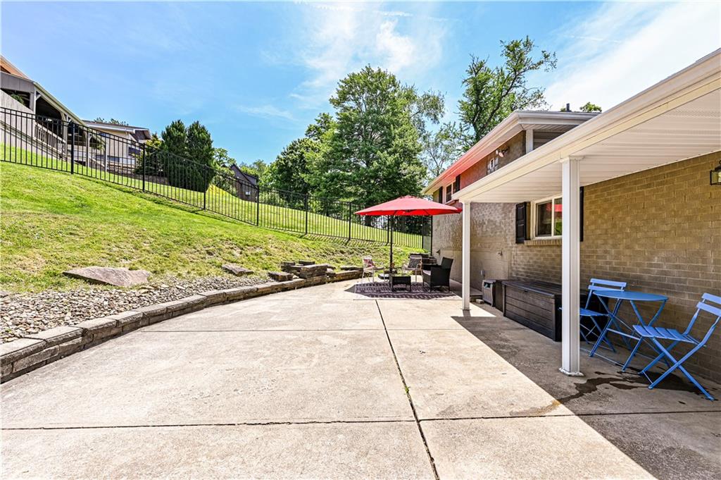 765 Robbins Station Road Irwin, PA 15642 - Photo 4 of 33