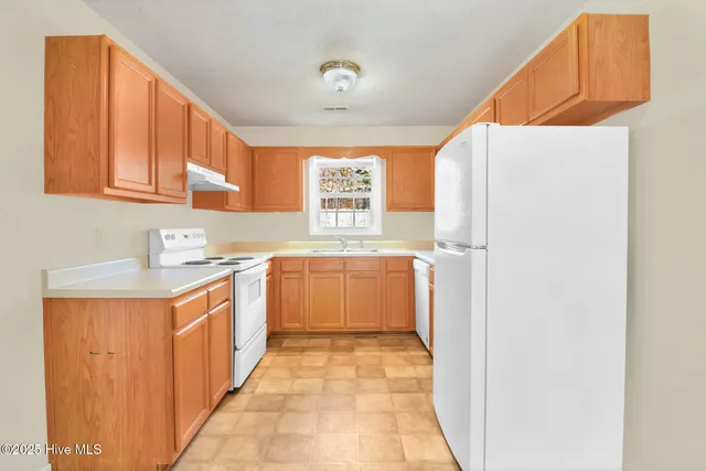 $1,400 | 117 Foxlair Drive, Hubert, NC 28539