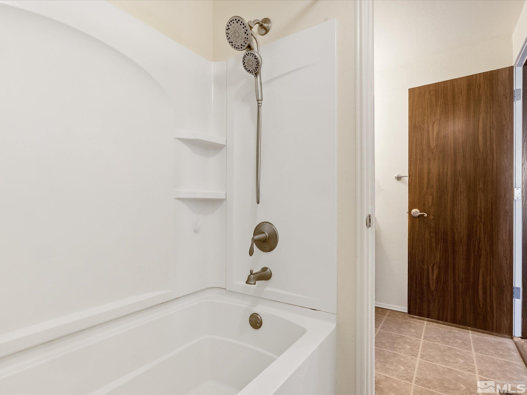 910 Concord Avenue Fallon, NV 89406 - Photo 20 of 40 a bathroom with a tub