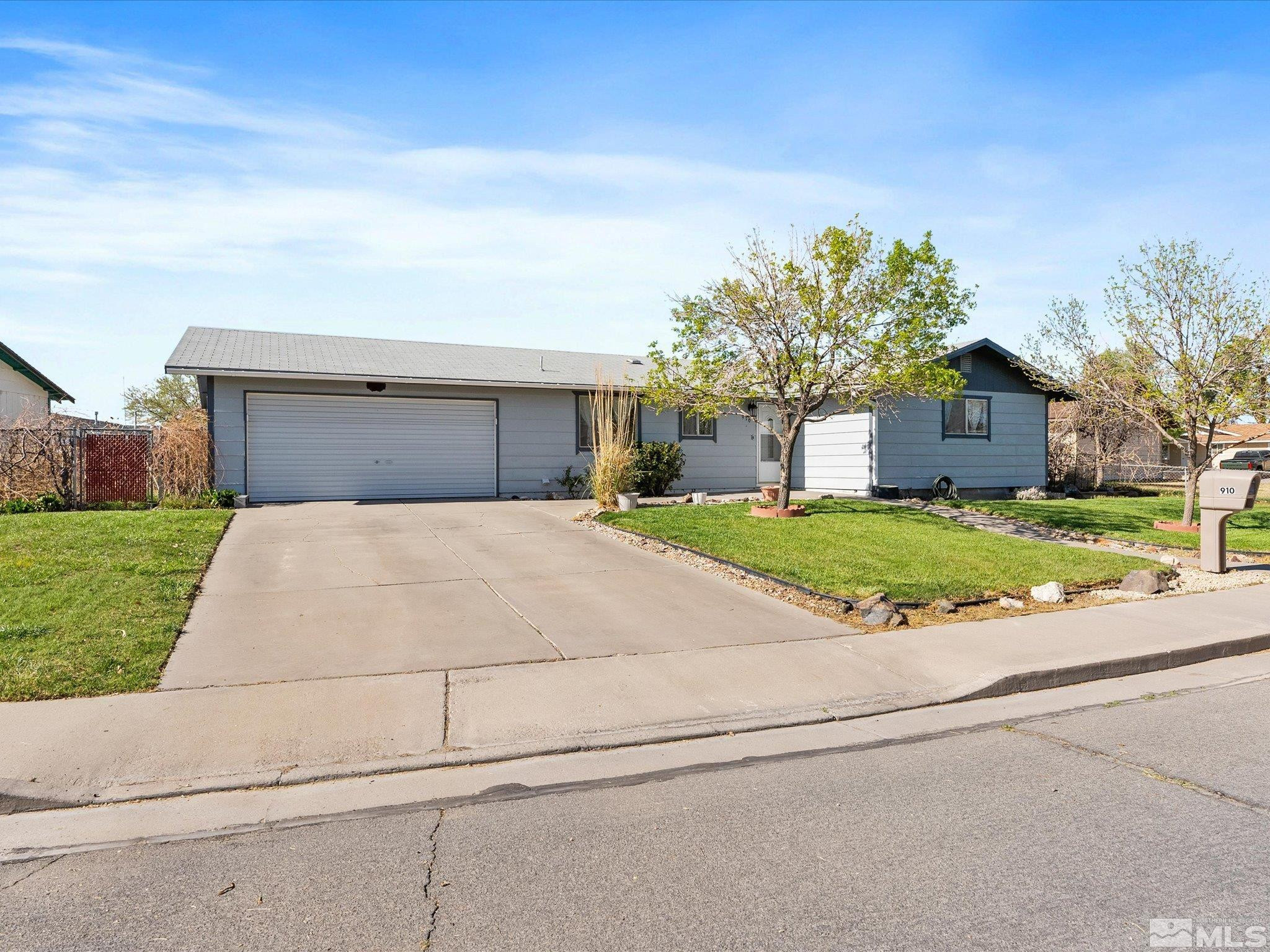 910 Concord Avenue Fallon, NV 89406 - Photo 3 of 40 a front view of house with yard