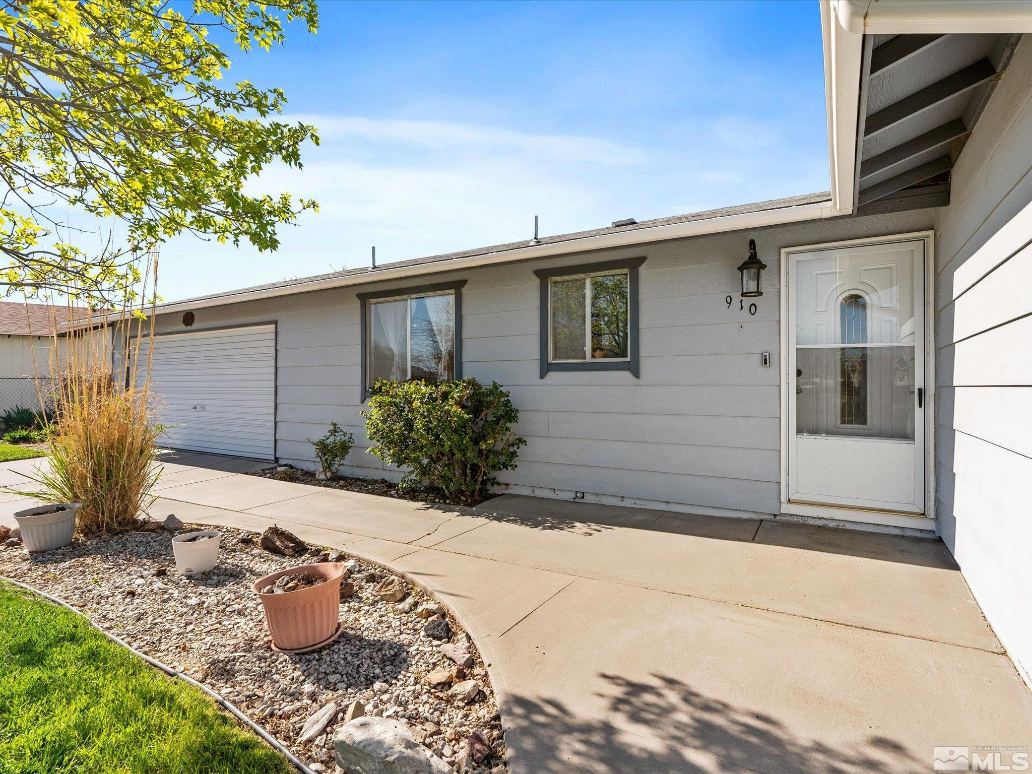 910 Concord Avenue Fallon, NV 89406 - Photo 4 of 40 a view of a backyard of the house