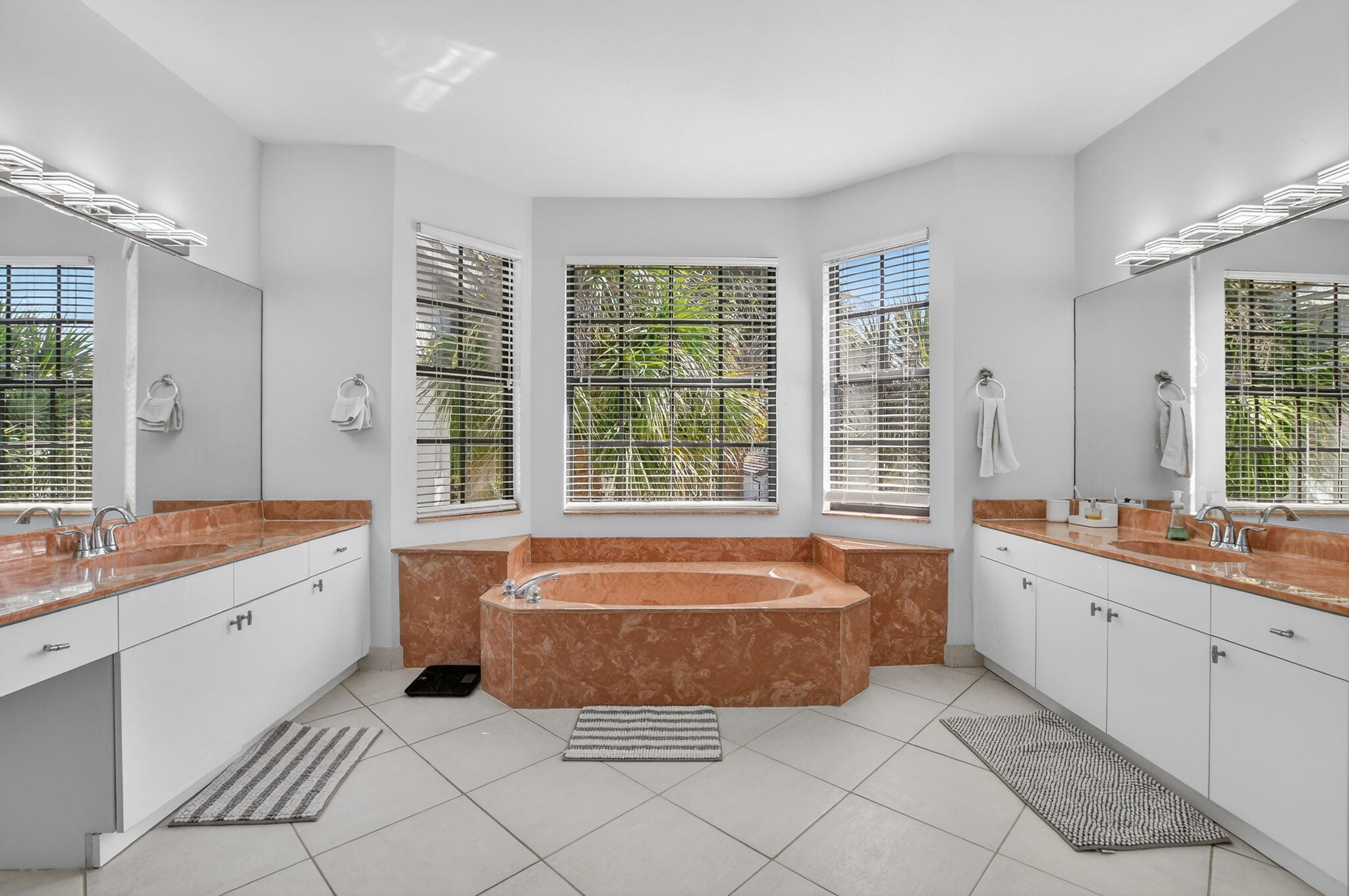 10058 Umberland Place Boca Raton, FL 33428 - Photo 39 of 55 a spacious bathroom with a tub a sink and mirror
