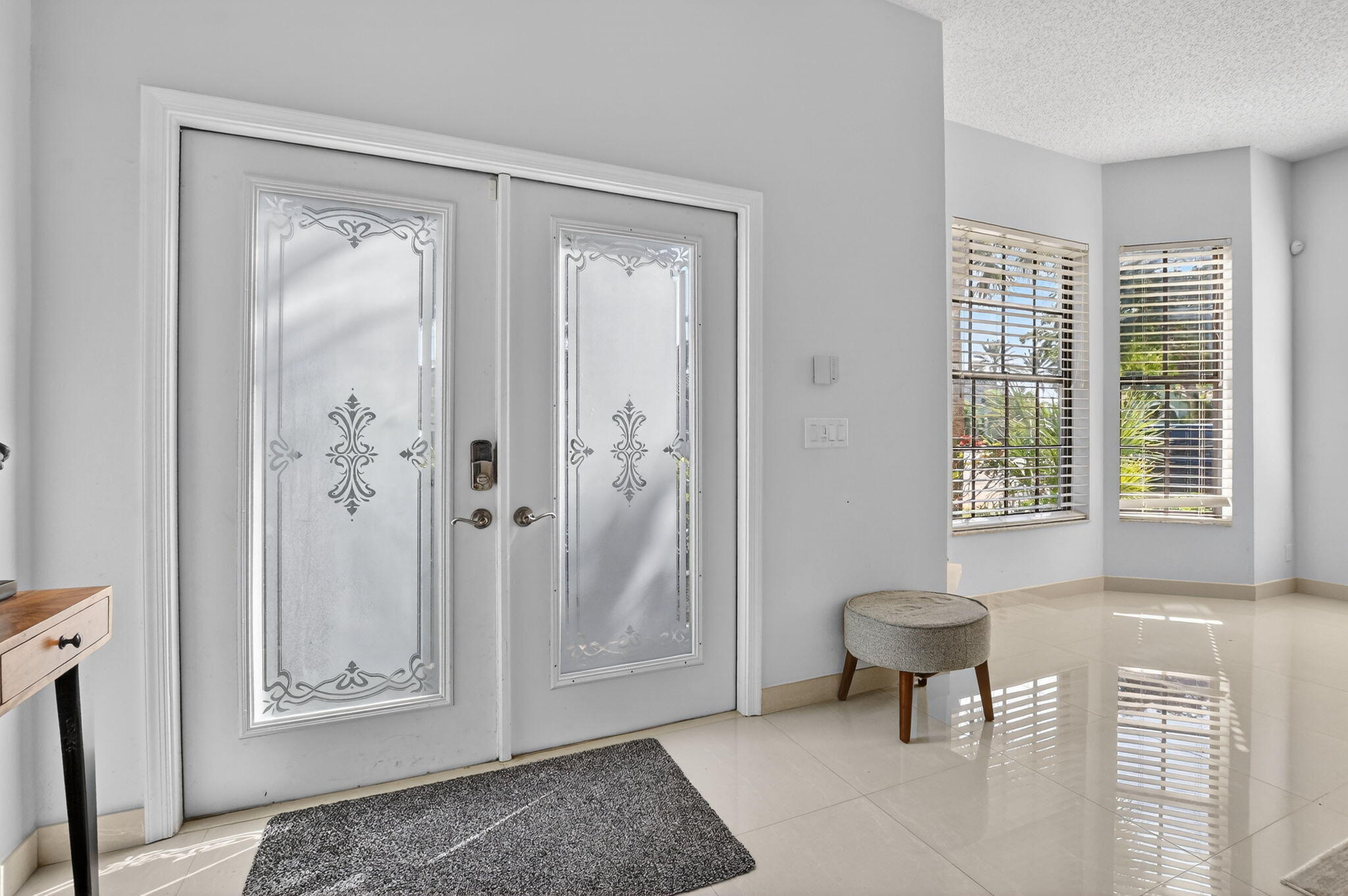 10058 Umberland Place Boca Raton, FL 33428 - Photo 5 of 55 a spacious bathroom with a toilet and a shower