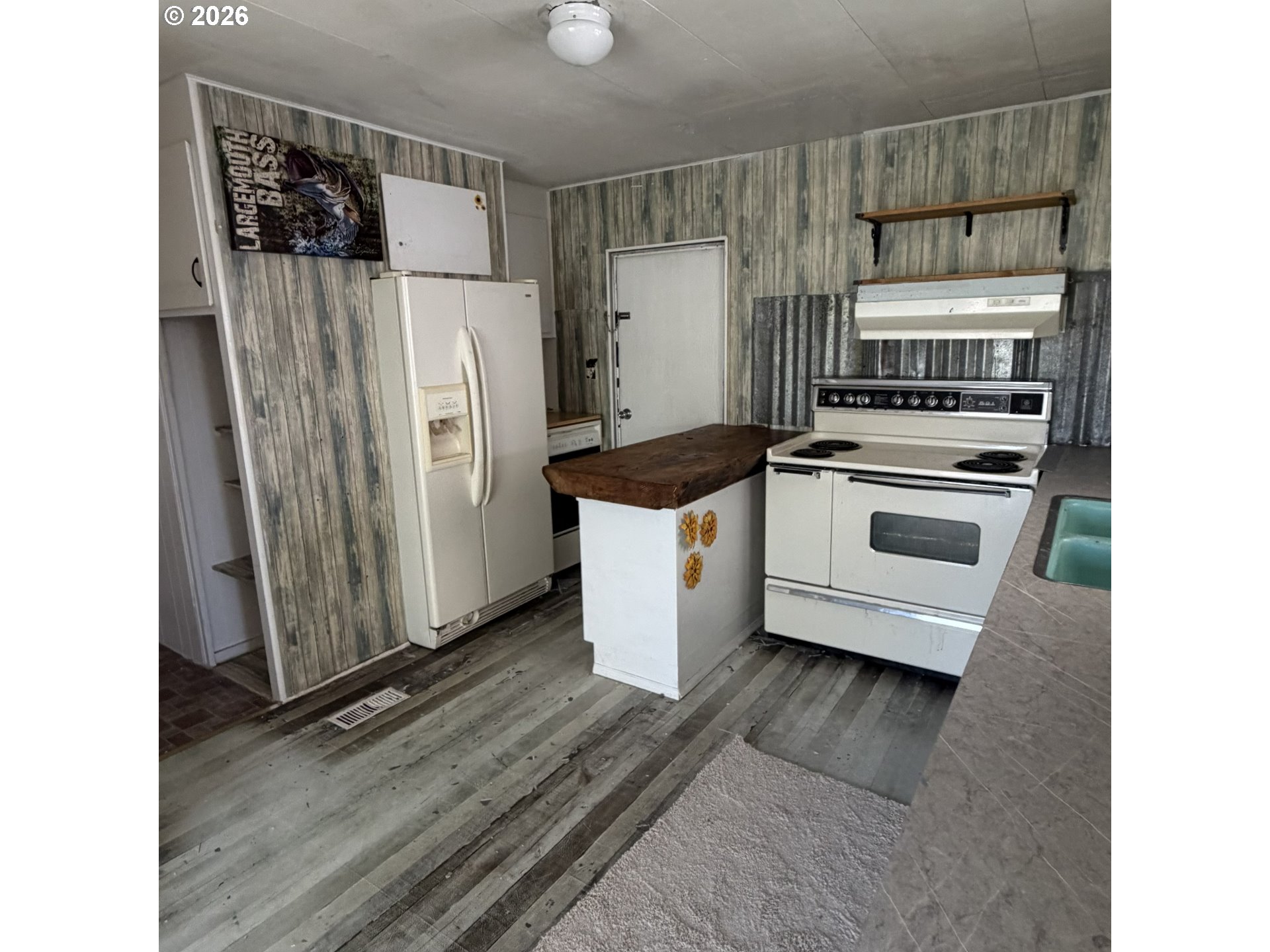 1000 North 8th Street, Unit 54 Reedsport, OR 97467 - Photo 10 of 29 a kitchen with a stove a refrigerator and a microwave