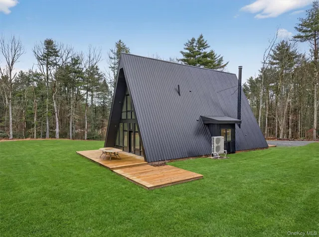 a view of a backyard with a house