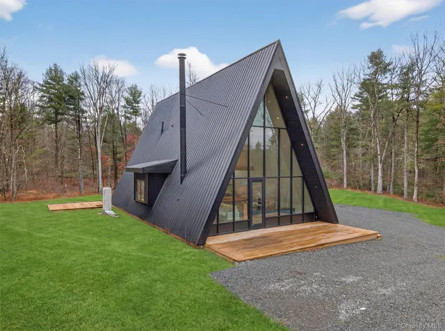 a view of a house with a backyard