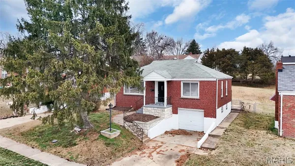 $1,350 | 813 Chain Of Rocks Drive, St. Louis, MO 63137