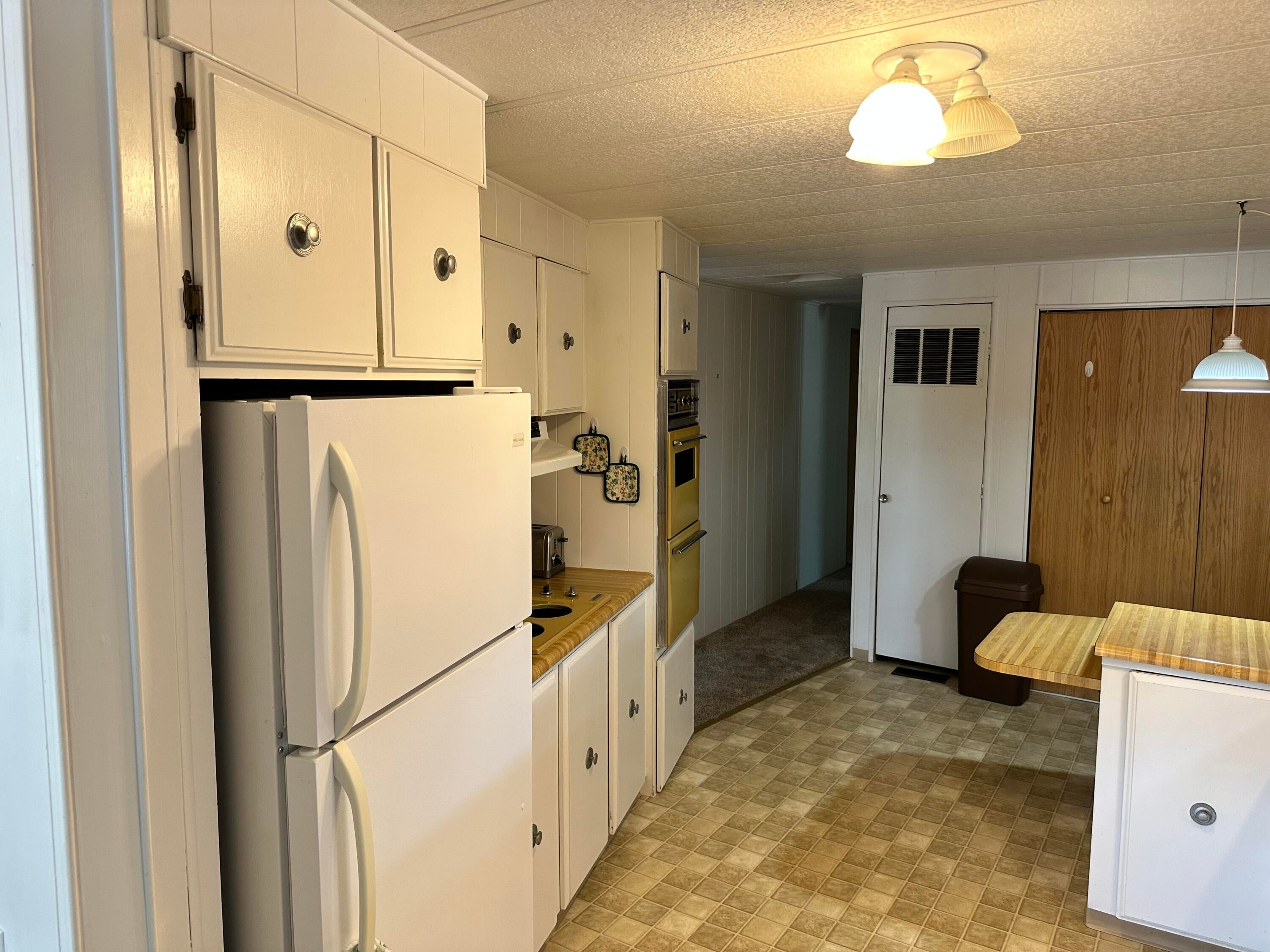 2252 West Table Rock Road, Unit 207 Medford, OR 97501 - Photo 11 of 39 Kitchen