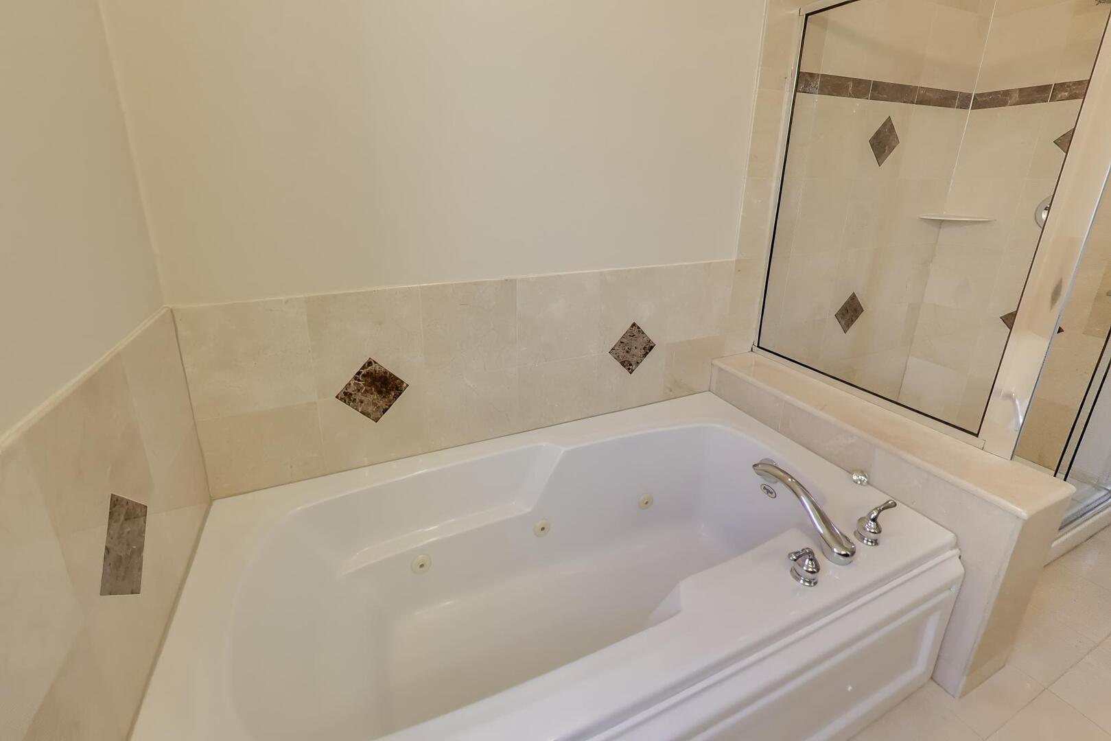 1400 West George Street, Unit 3 Chicago, IL 60657 - Photo 20 of 46 a bathroom with a bathtub