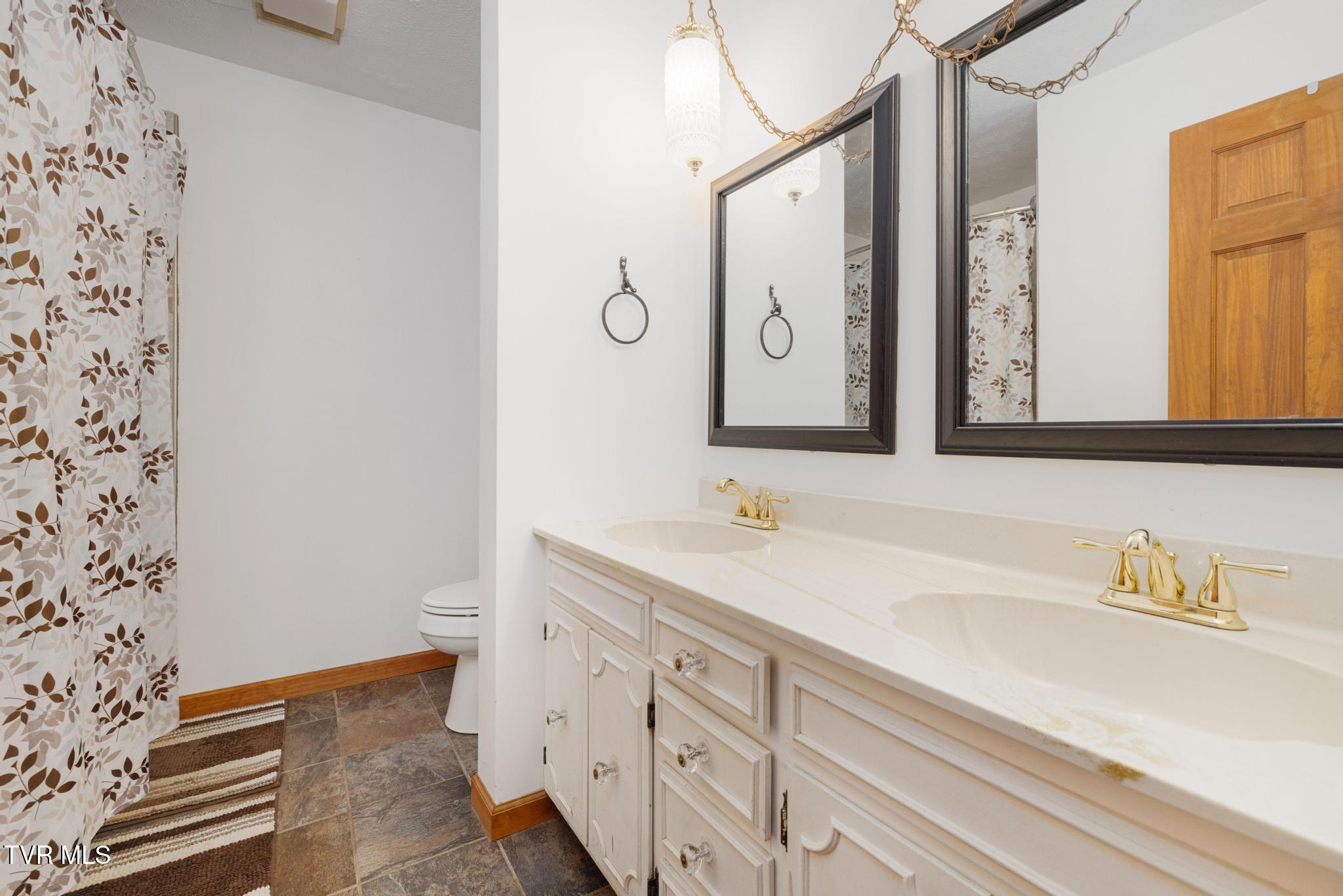 780 Dry Branch Road Bluff City, TN 37618 - Photo 16 of 32 Full bathroom 2