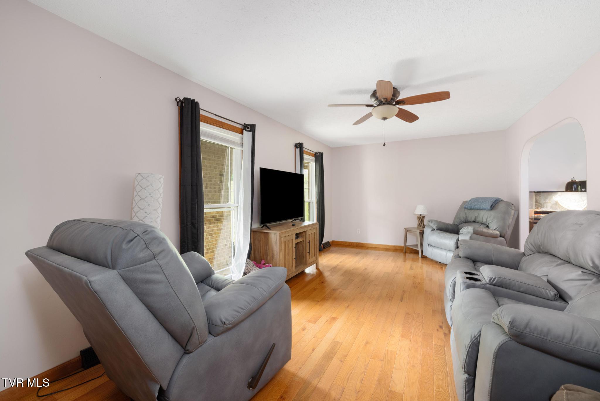 780 Dry Branch Road Bluff City, TN 37618 - Photo 7 of 32 Living room