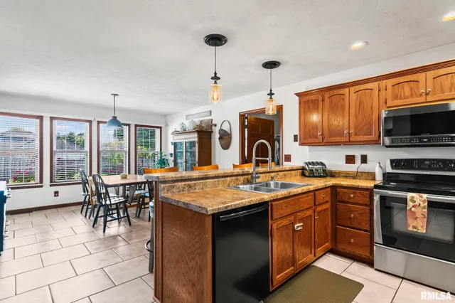 $399,900 | 148 Hawthorne Place, Williamsville, IL 62693