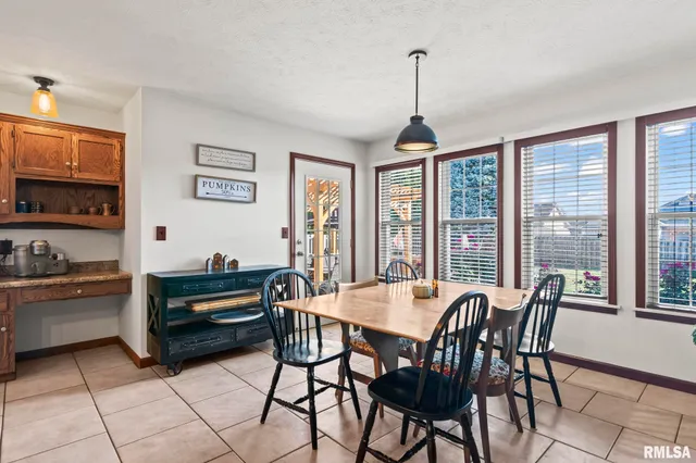 $399,900 | 148 Hawthorne Place, Williamsville, IL 62693