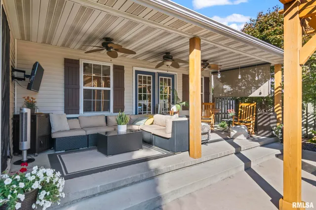 $399,900 | 148 Hawthorne Place, Williamsville, IL 62693