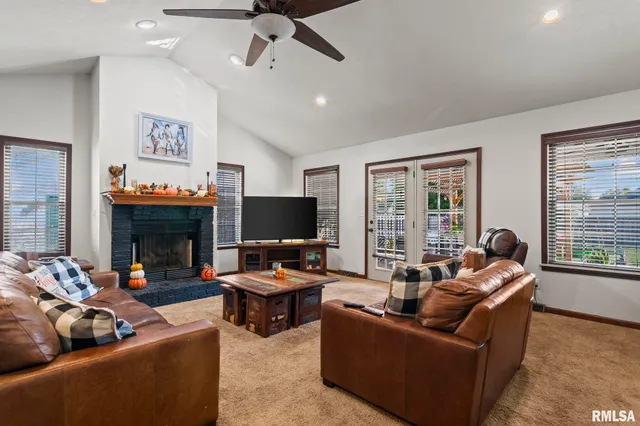 $399,900 | 148 Hawthorne Place, Williamsville, IL 62693