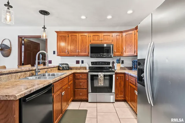 $399,900 | 148 Hawthorne Place, Williamsville, IL 62693