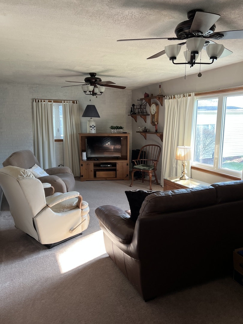 11006 Princess Avenue Chicago Ridge, IL 60415 - Photo 11 of 16 a living room with furniture