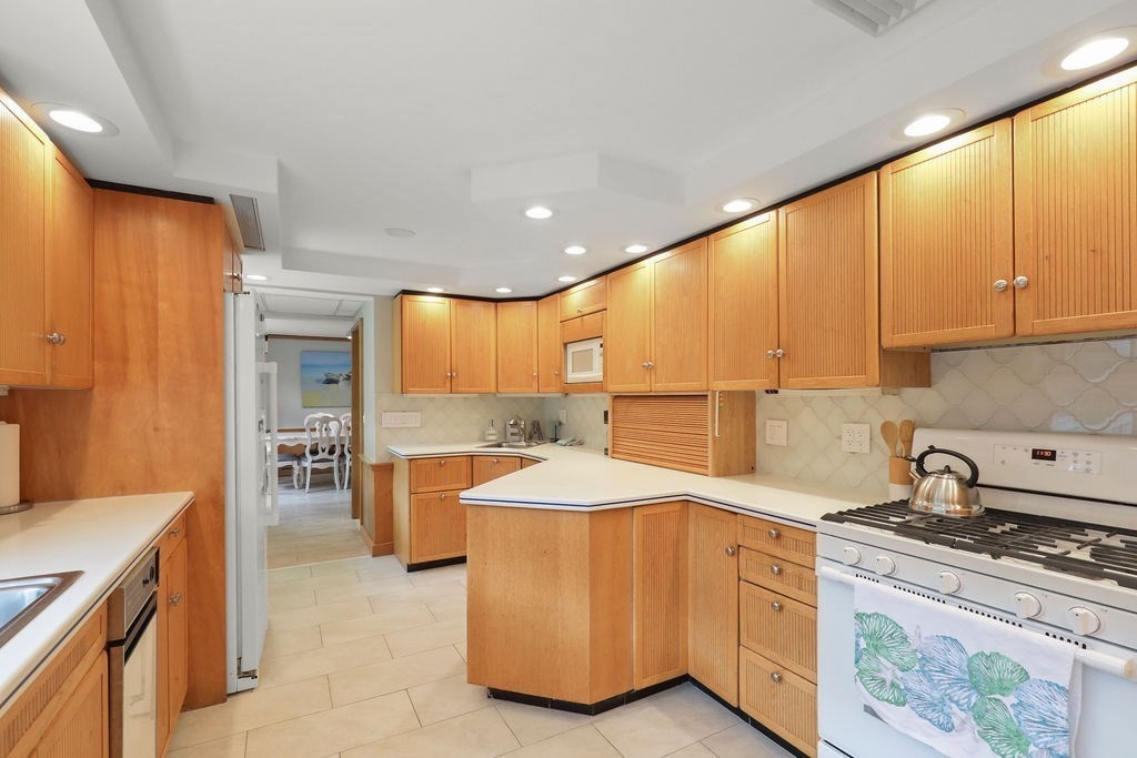 566 Shore Road Bourne, MA 02559 - Photo 11 of 37
