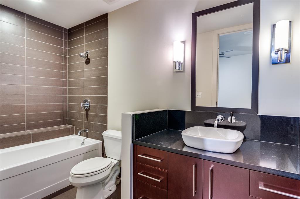 2600 West 7th Street, Unit 1311 Fort Worth, TX 76107 - Photo 15 of 25 a bathroom with a sink toilet a mirror and bathtub