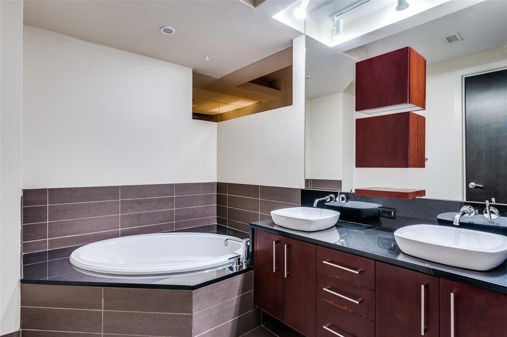 2600 West 7th Street, Unit 1311 Fort Worth, TX 76107 - Photo 18 of 25 a bathroom with a sink and a mirror