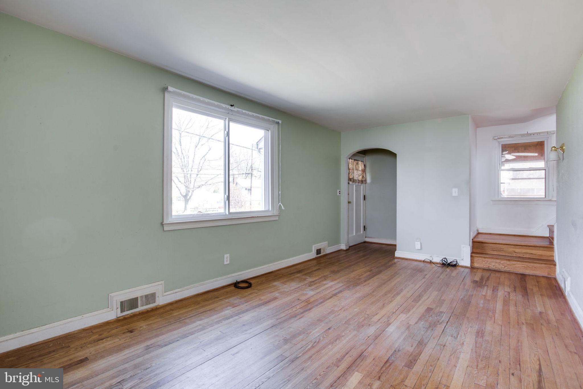 813 Baltimore Road Rockville, MD 20851 - Photo 5 of 32 Living Room