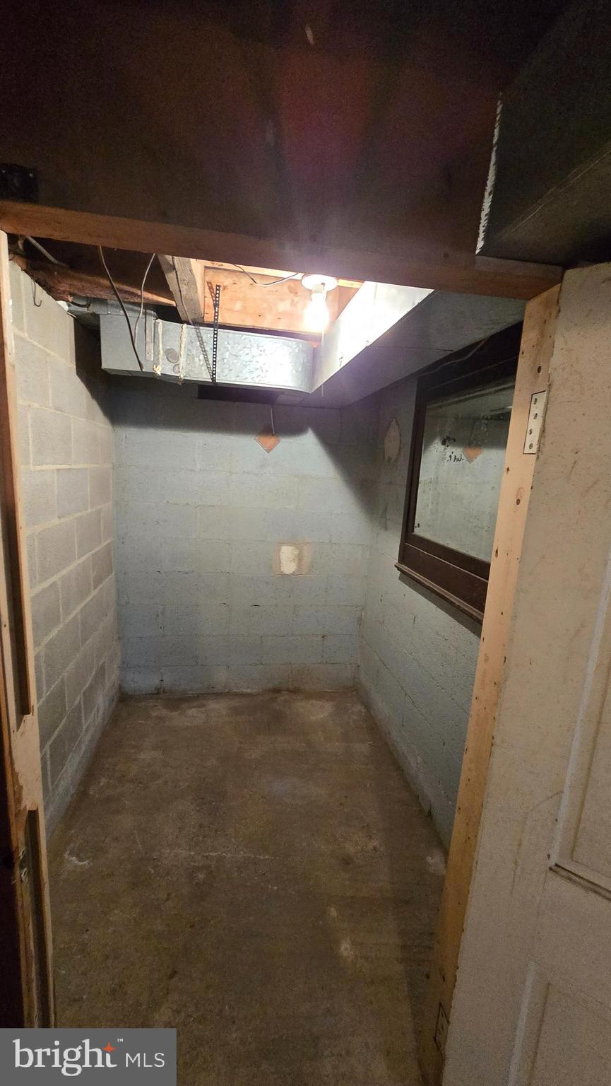 1077 Paper Mill Road Chambersburg, PA 17202 - Photo 21 of 32 a view of a garage