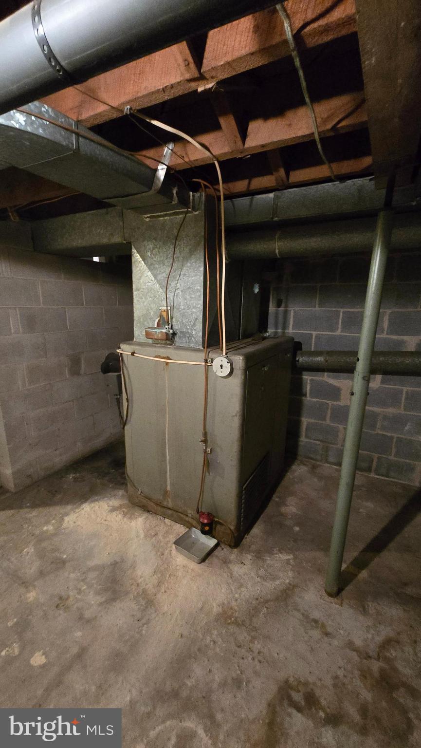 1077 Paper Mill Road Chambersburg, PA 17202 - Photo 24 of 32 a view of a garage