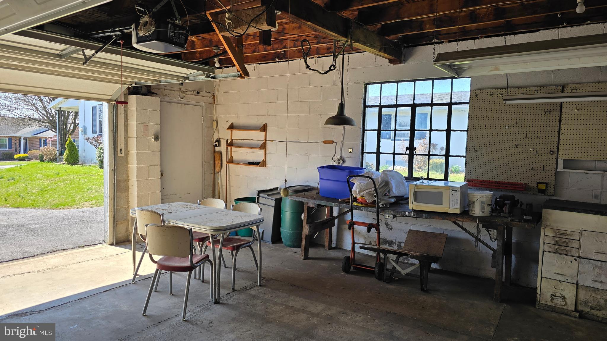 1077 Paper Mill Road Chambersburg, PA 17202 - Photo 32 of 32 a view of a tables and chairs in patio