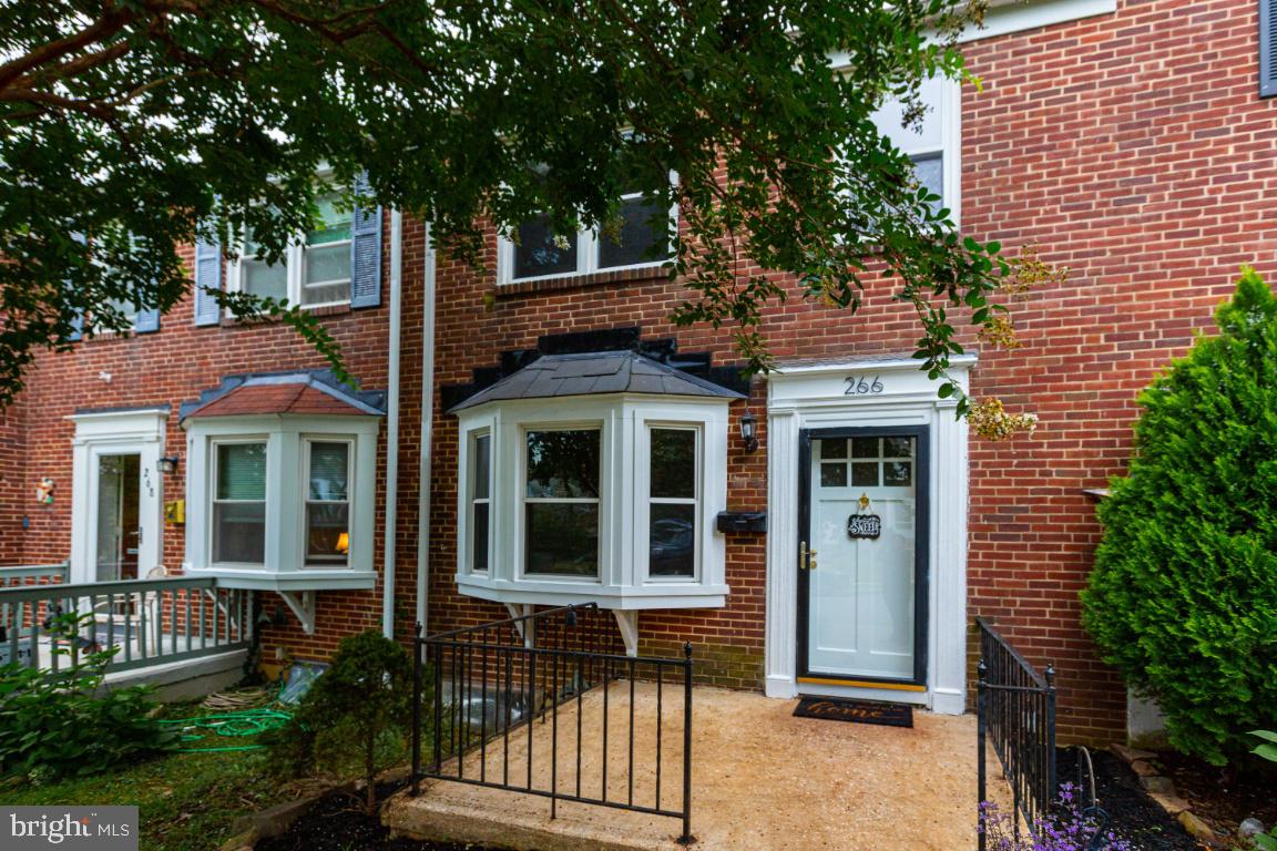 266 Blakeney Road Baltimore, MD 21228 - Photo 3 of 35 Gallery Image 3