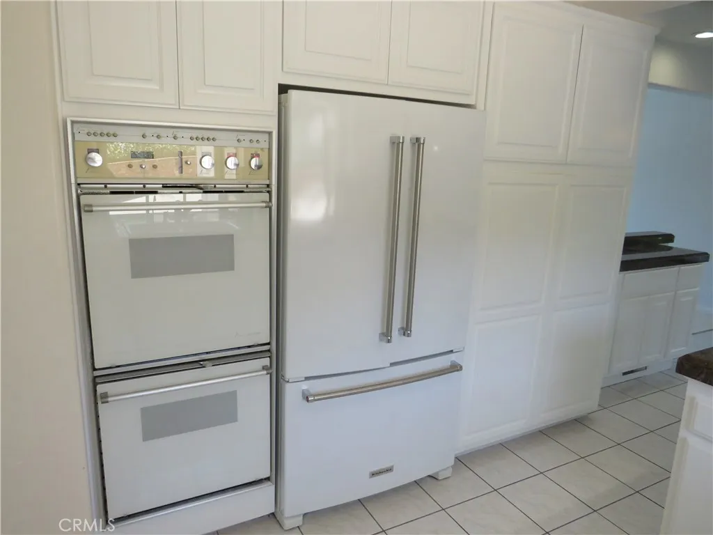 2507 Sunnyside Ridge Road Rancho Palos Verdes, CA 90275 - Photo 5 of 28 a kitchen with appliances and a refrigerator