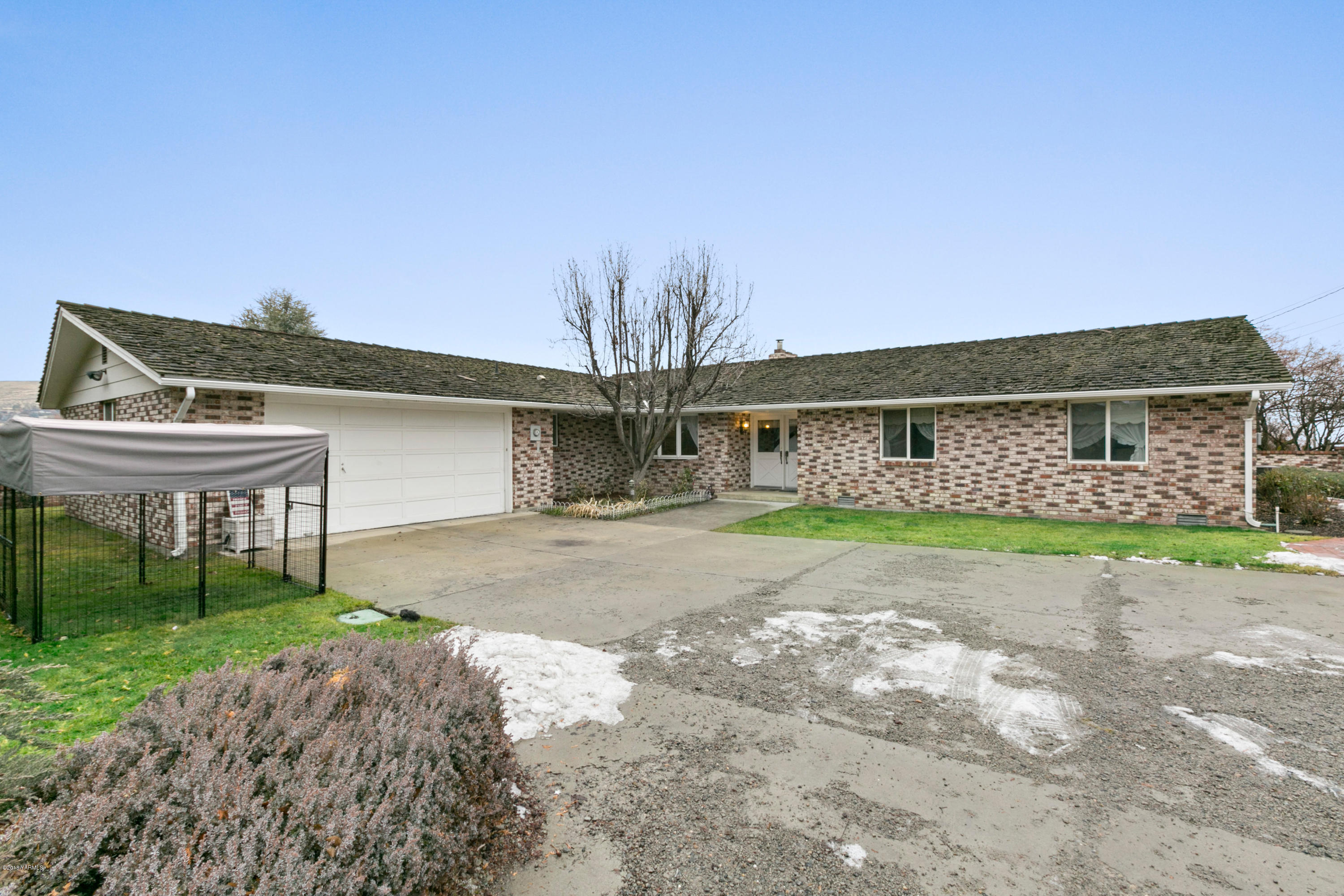 511 South Hennessy Road Yakima, WA 98908 - Photo 1 of 26 a front view of a house with a yard and garage