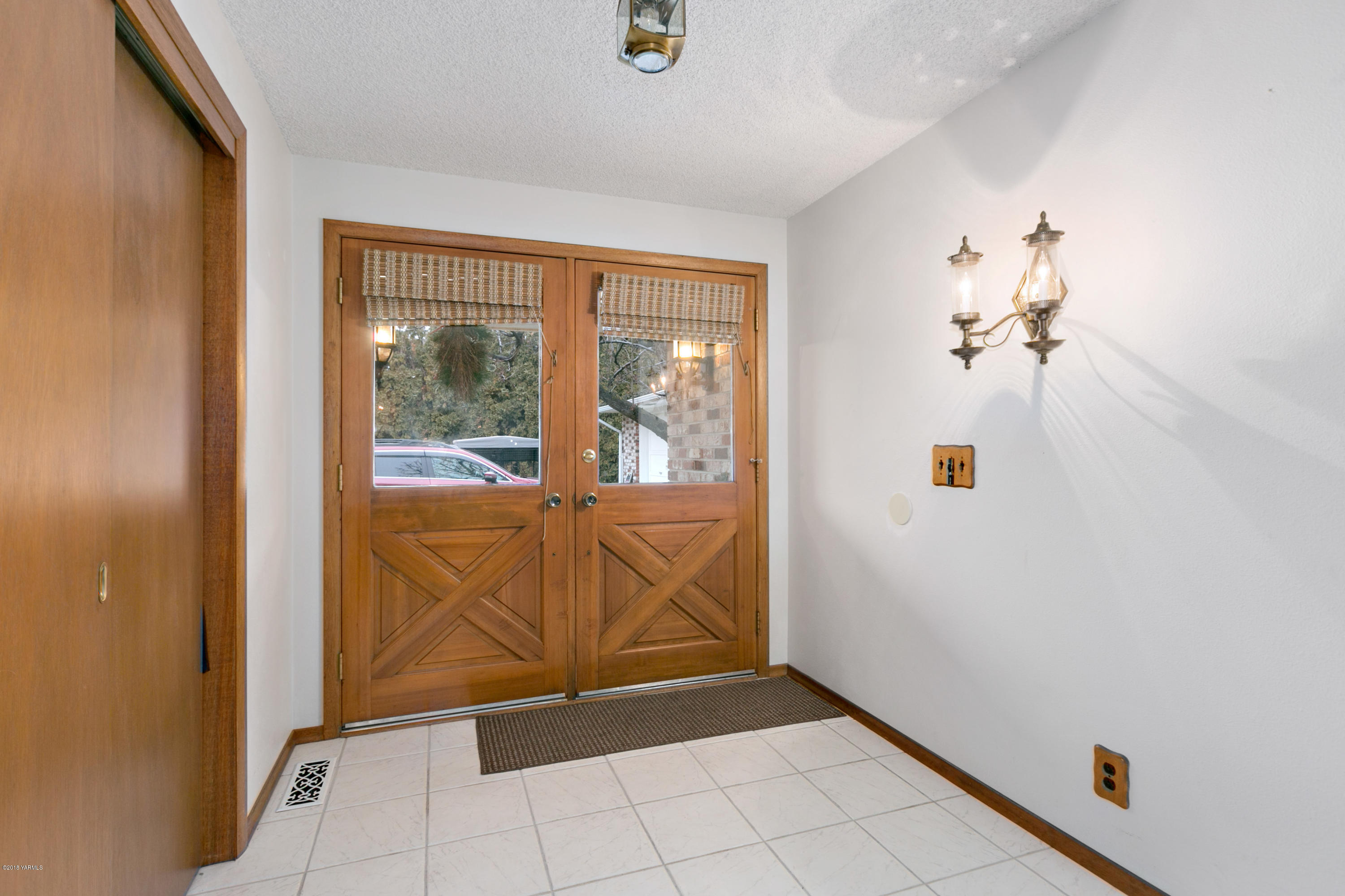 511 South Hennessy Road Yakima, WA 98908 - Photo 2 of 26 a view of entryway with window