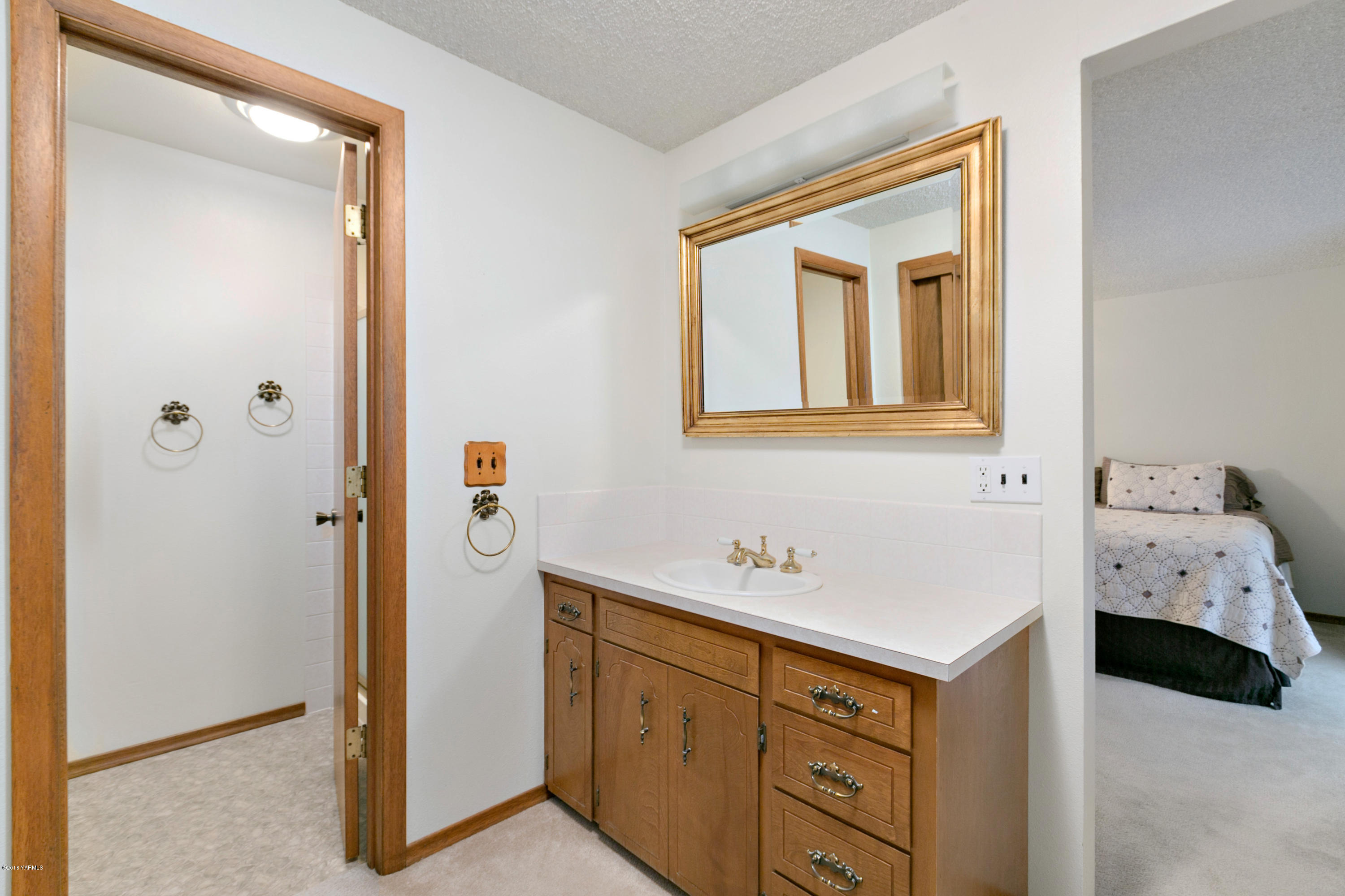 511 South Hennessy Road Yakima, WA 98908 - Photo 11 of 26 a utility room with a sink dryer and washer