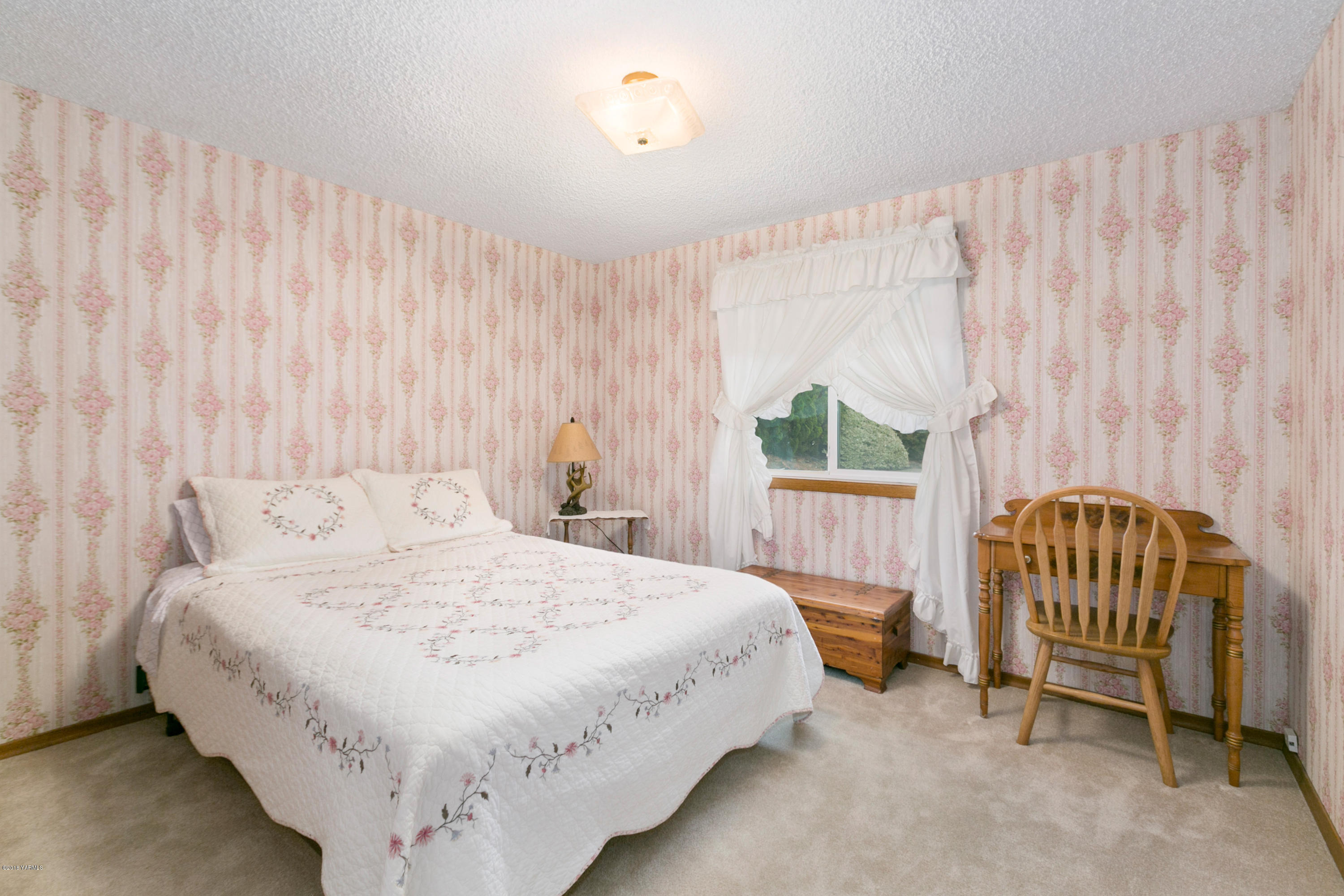 511 South Hennessy Road Yakima, WA 98908 - Photo 12 of 26 a bedroom with a bed and a window