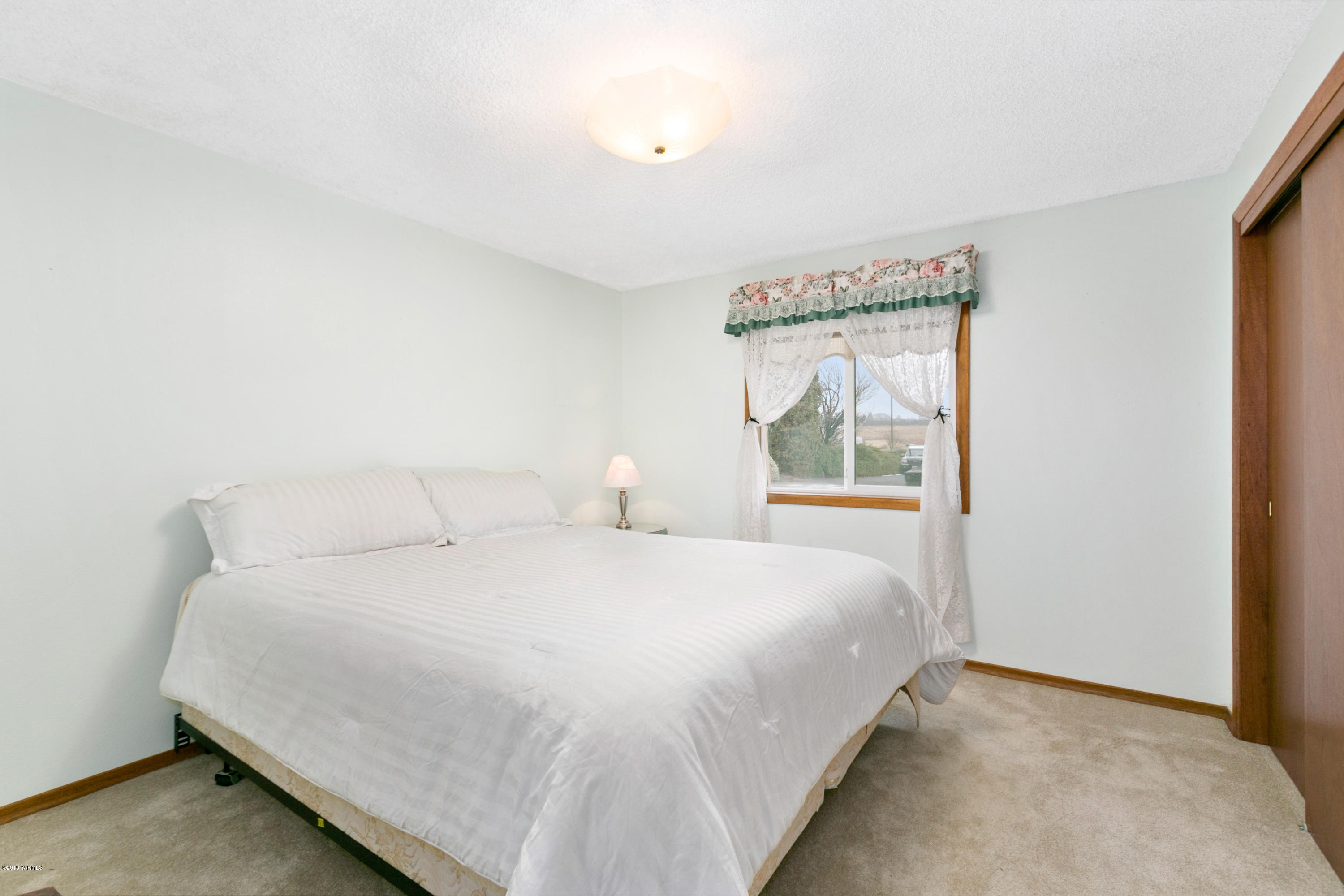 511 South Hennessy Road Yakima, WA 98908 - Photo 14 of 26 a bedroom with a bed and a window