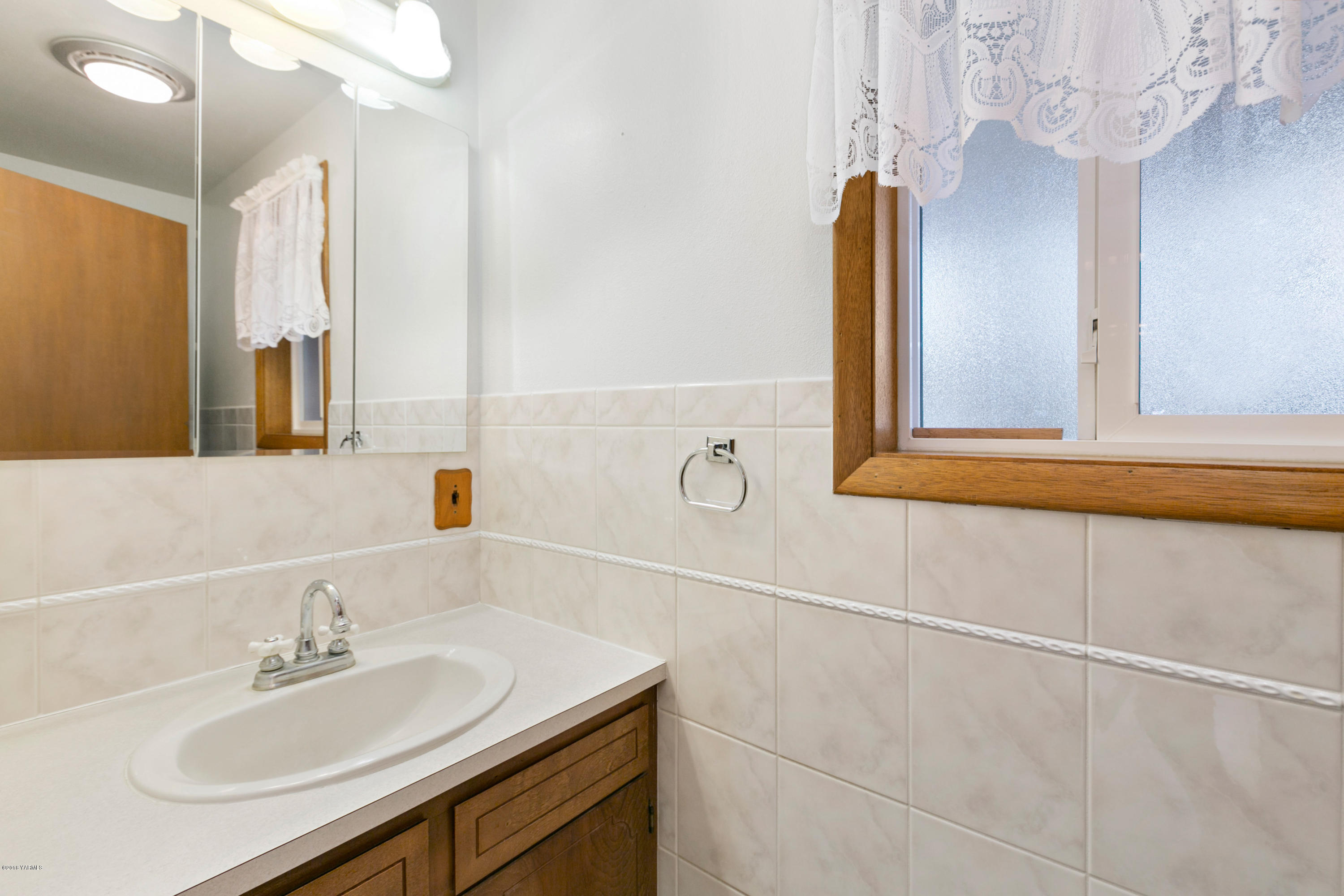 511 South Hennessy Road Yakima, WA 98908 - Photo 15 of 26 a bathroom with a sink and a mirror