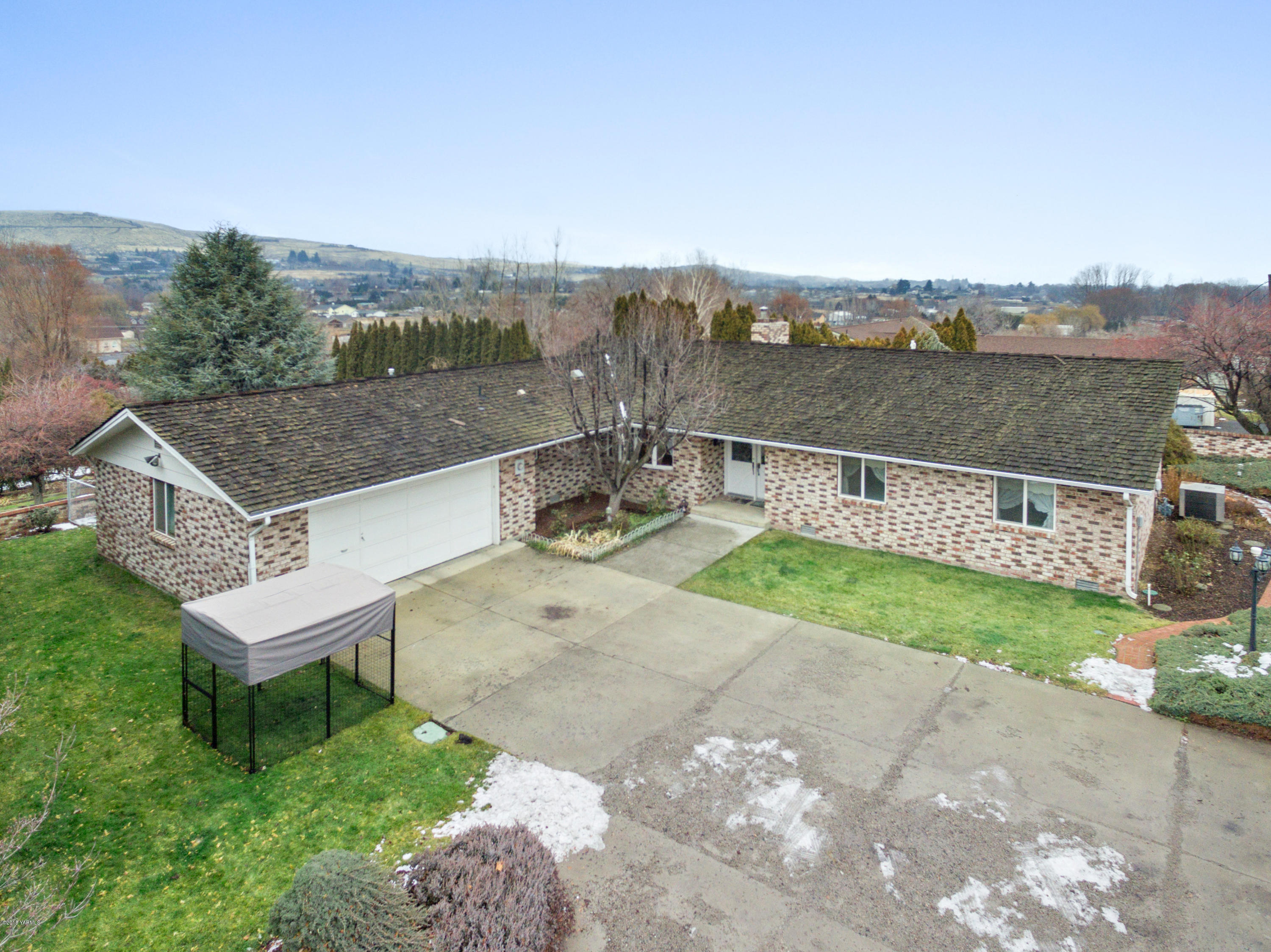 511 South Hennessy Road Yakima, WA 98908 - Photo 16 of 26 a view of a terrace with a garden and bench