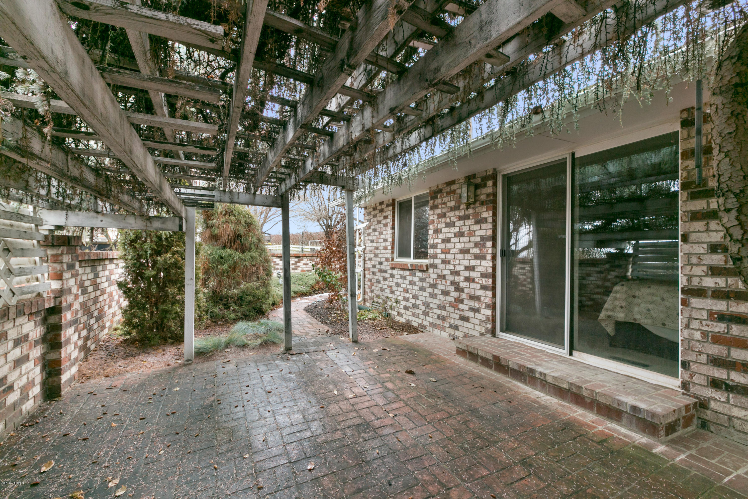 511 South Hennessy Road Yakima, WA 98908 - Photo 17 of 26 a view of house with backyard and glass windows