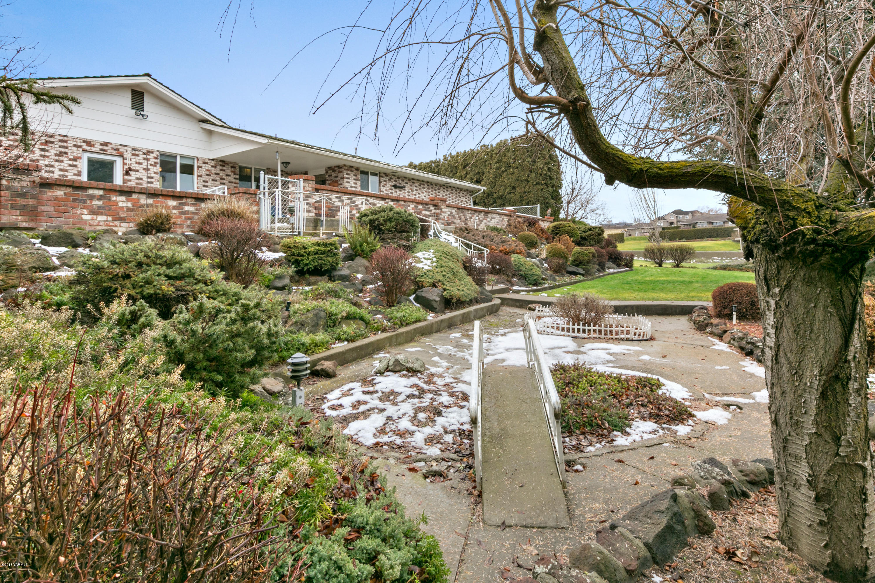 511 South Hennessy Road Yakima, WA 98908 - Photo 19 of 26 a view of a swimming pool with a patio