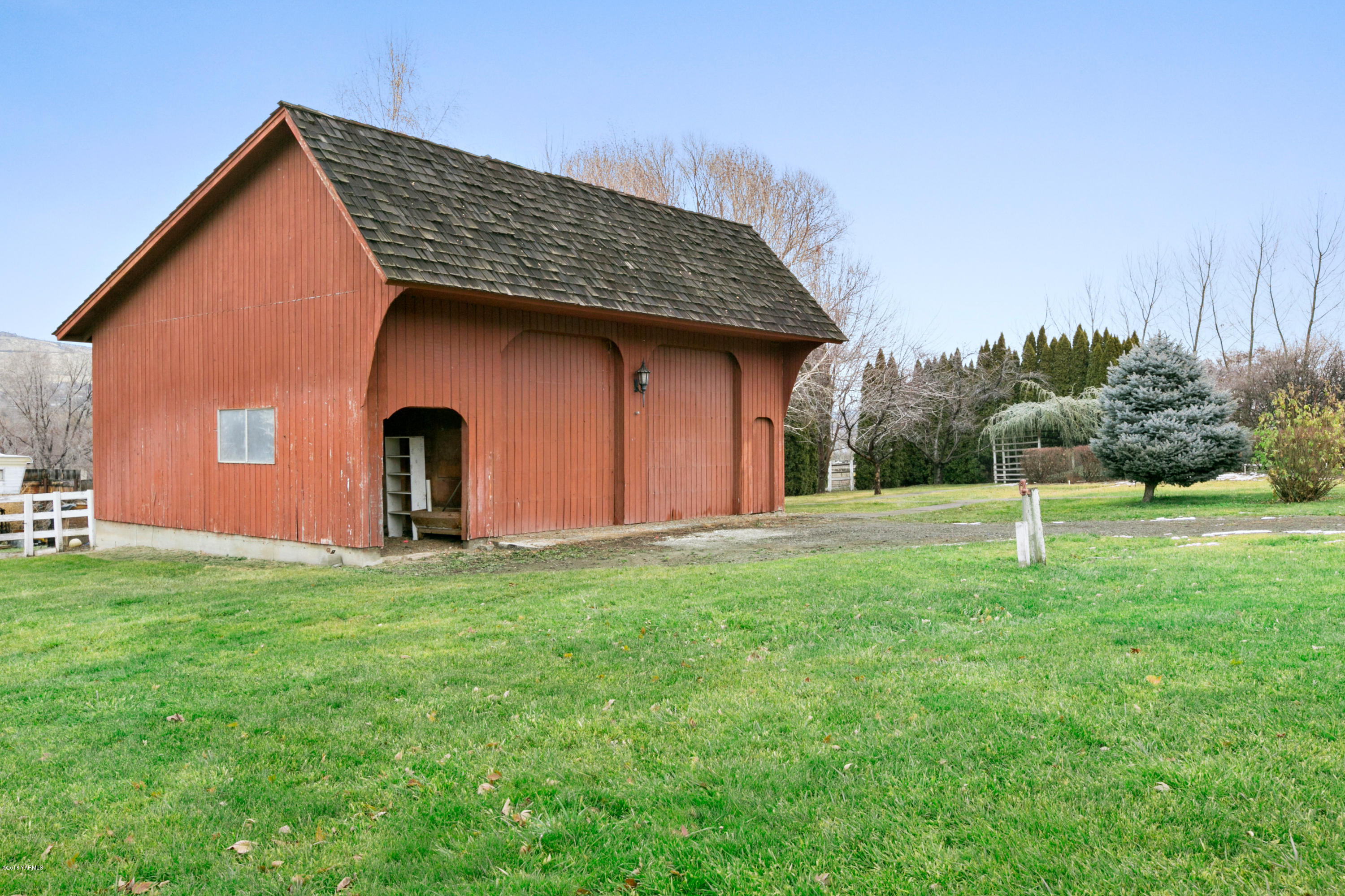 511 South Hennessy Road Yakima, WA 98908 - Photo 21 of 26 a house with a yard