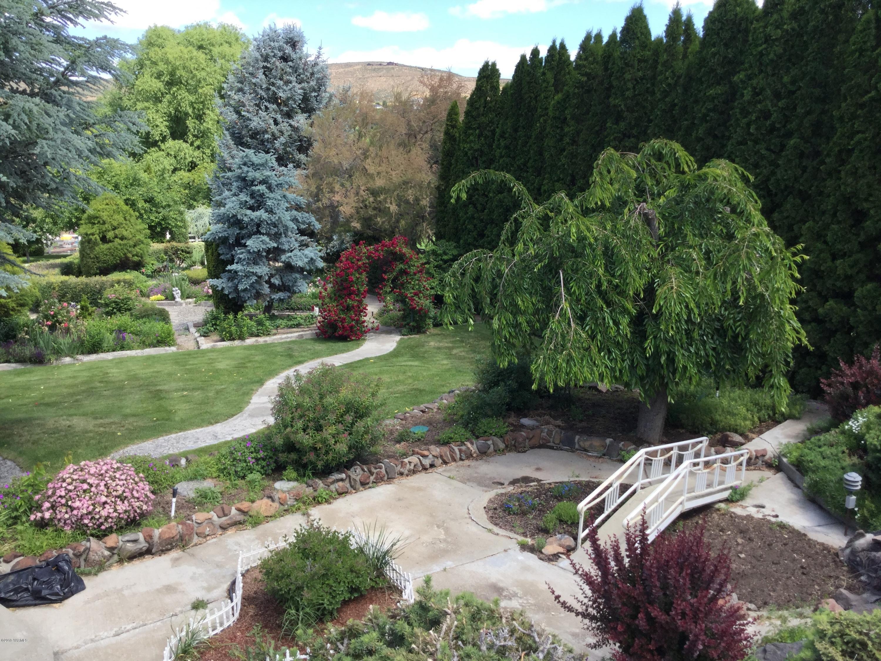 511 South Hennessy Road Yakima, WA 98908 - Photo 22 of 26 a view of a street with a park