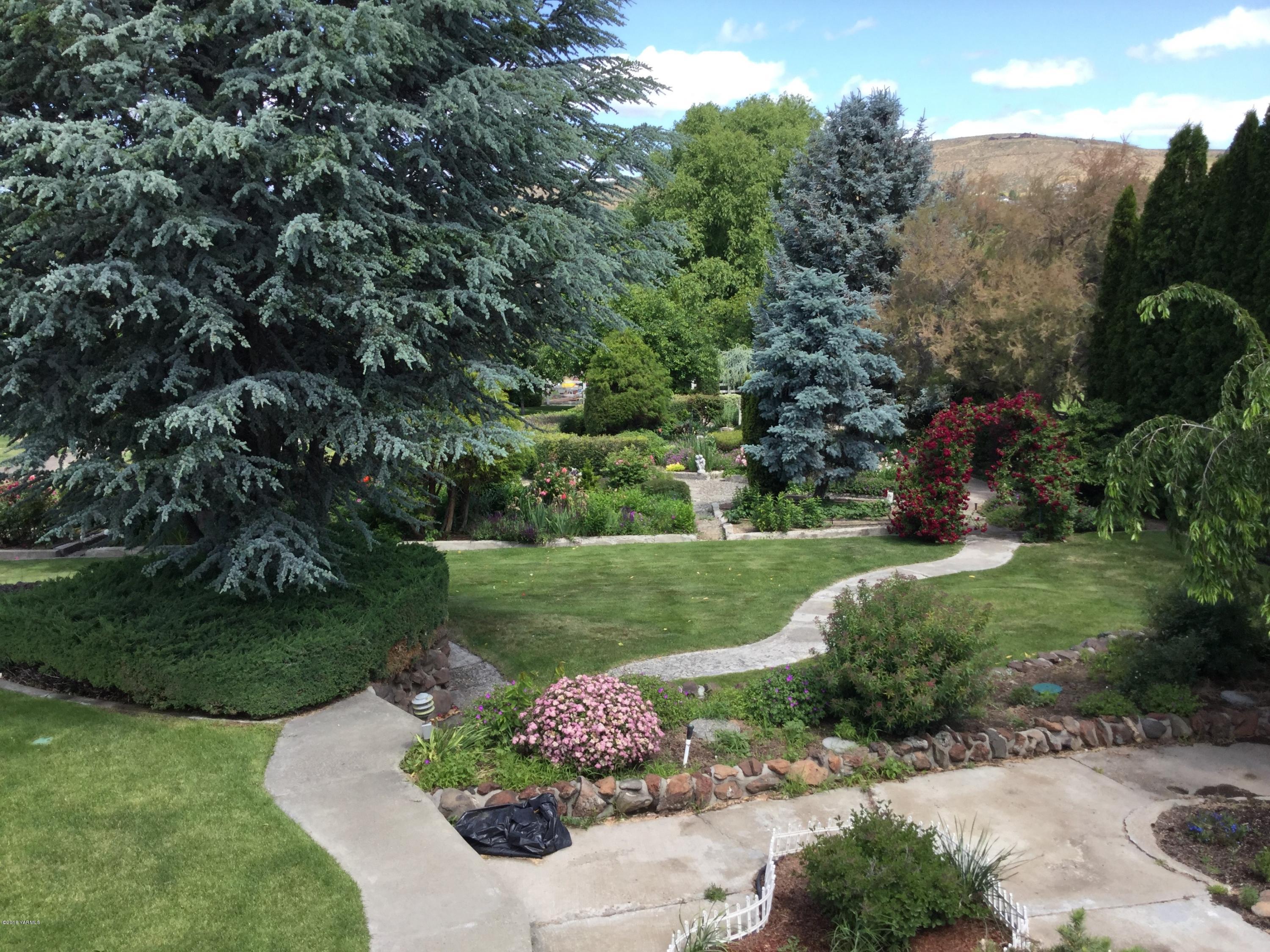 511 South Hennessy Road Yakima, WA 98908 - Photo 24 of 26 a view of a garden with an outdoor space