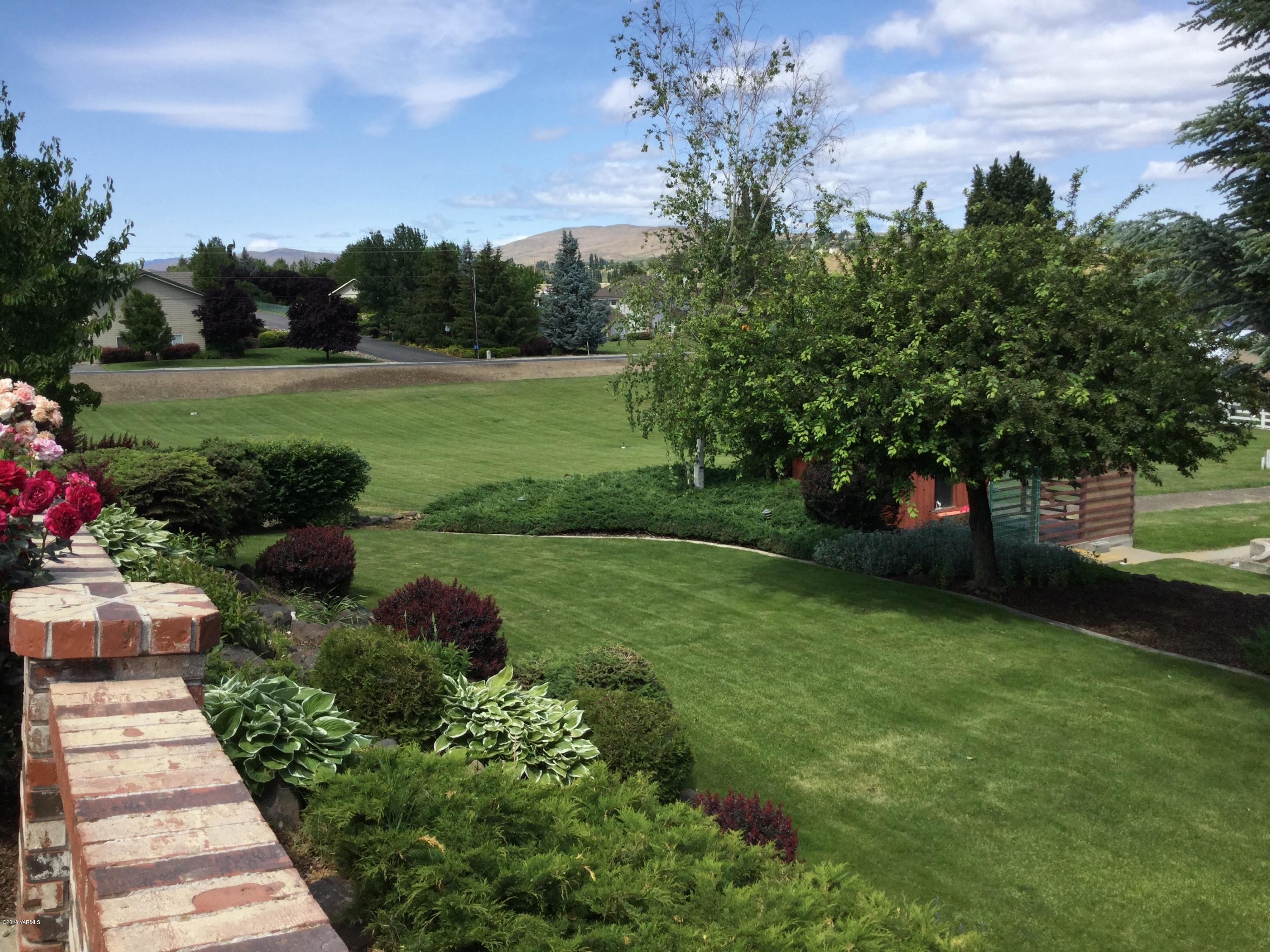 511 South Hennessy Road Yakima, WA 98908 - Photo 26 of 26 a view of a park with plants and trees