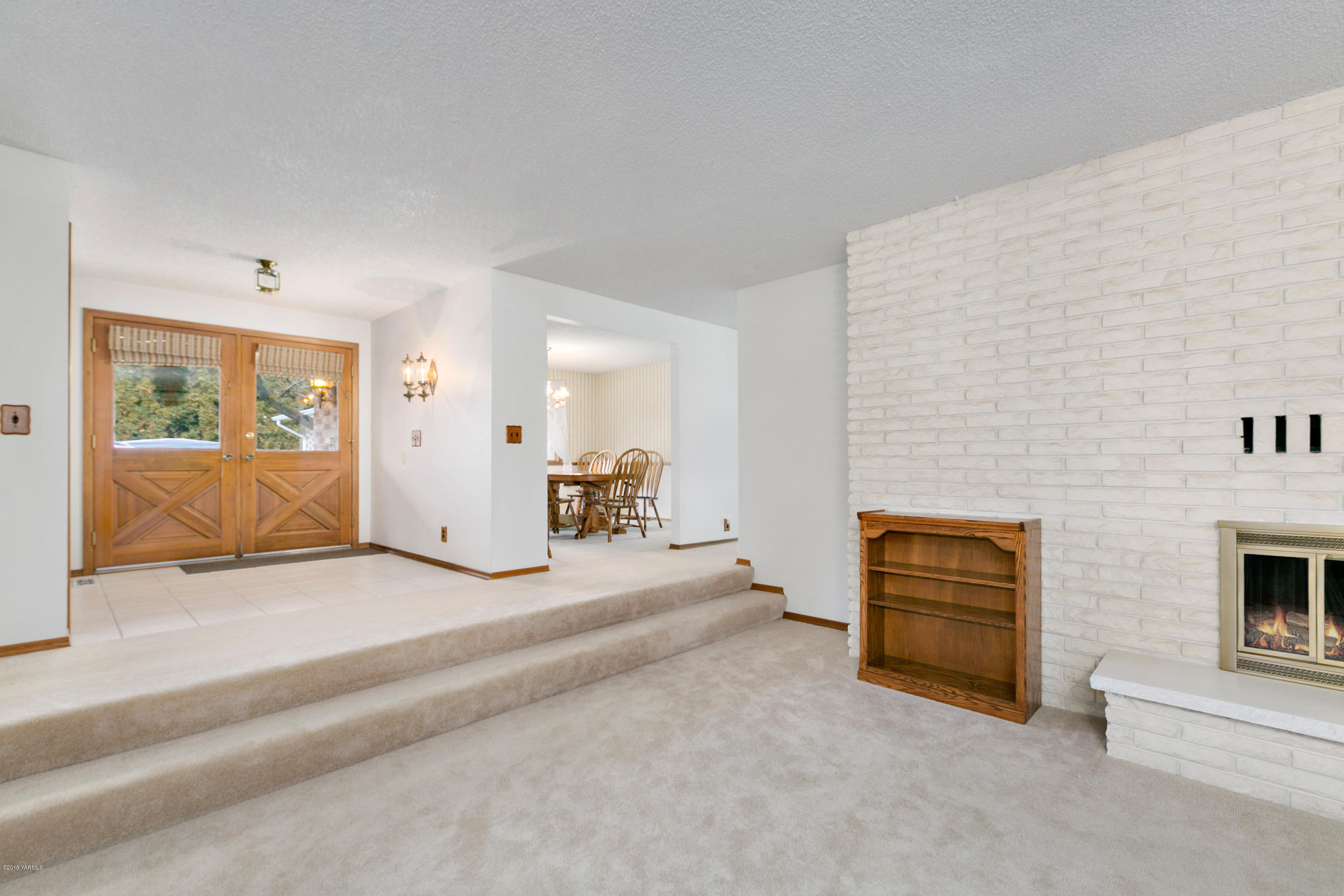 511 South Hennessy Road Yakima, WA 98908 - Photo 4 of 26 a view of a livingroom with a fireplace